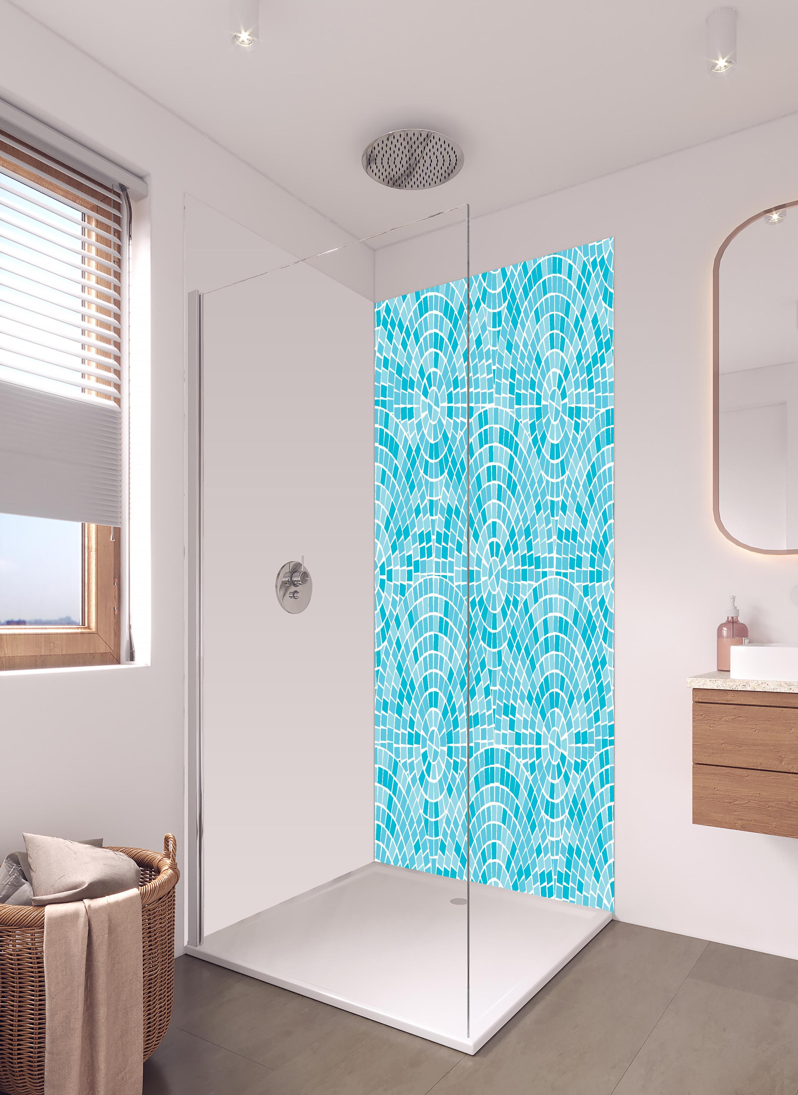 Duschrückwand - Mosaik-Design in Türkisblau mit geometrischen Mustern in hellem Badezimmer mit Regenduschkopf - zweiteilige Eck-Duschrückwand