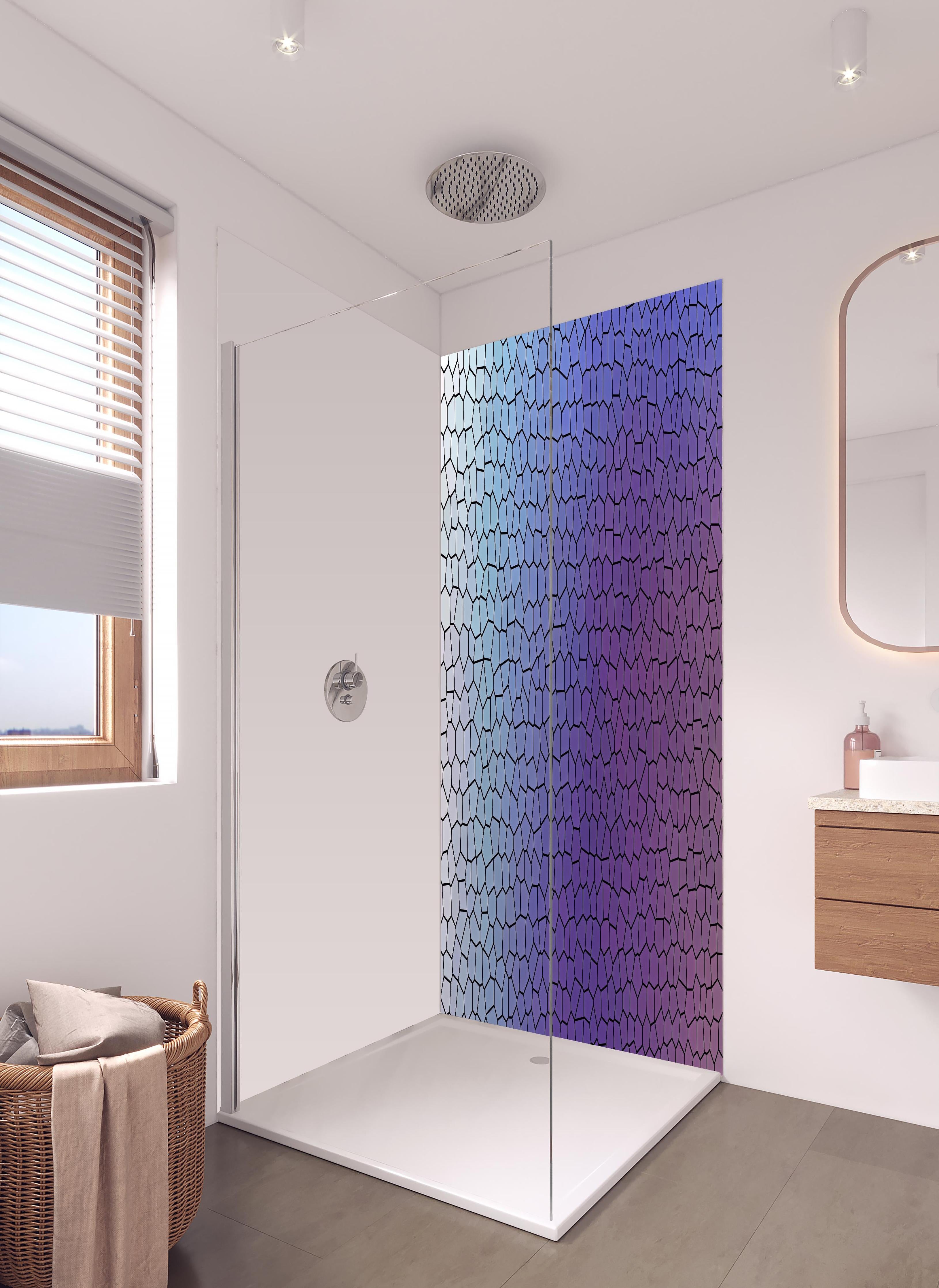 Duschrückwand - Mosaik mit lila-bläulichem Übergang in hellem Badezimmer mit Regenduschkopf - zweiteilige Eck-Duschrückwand