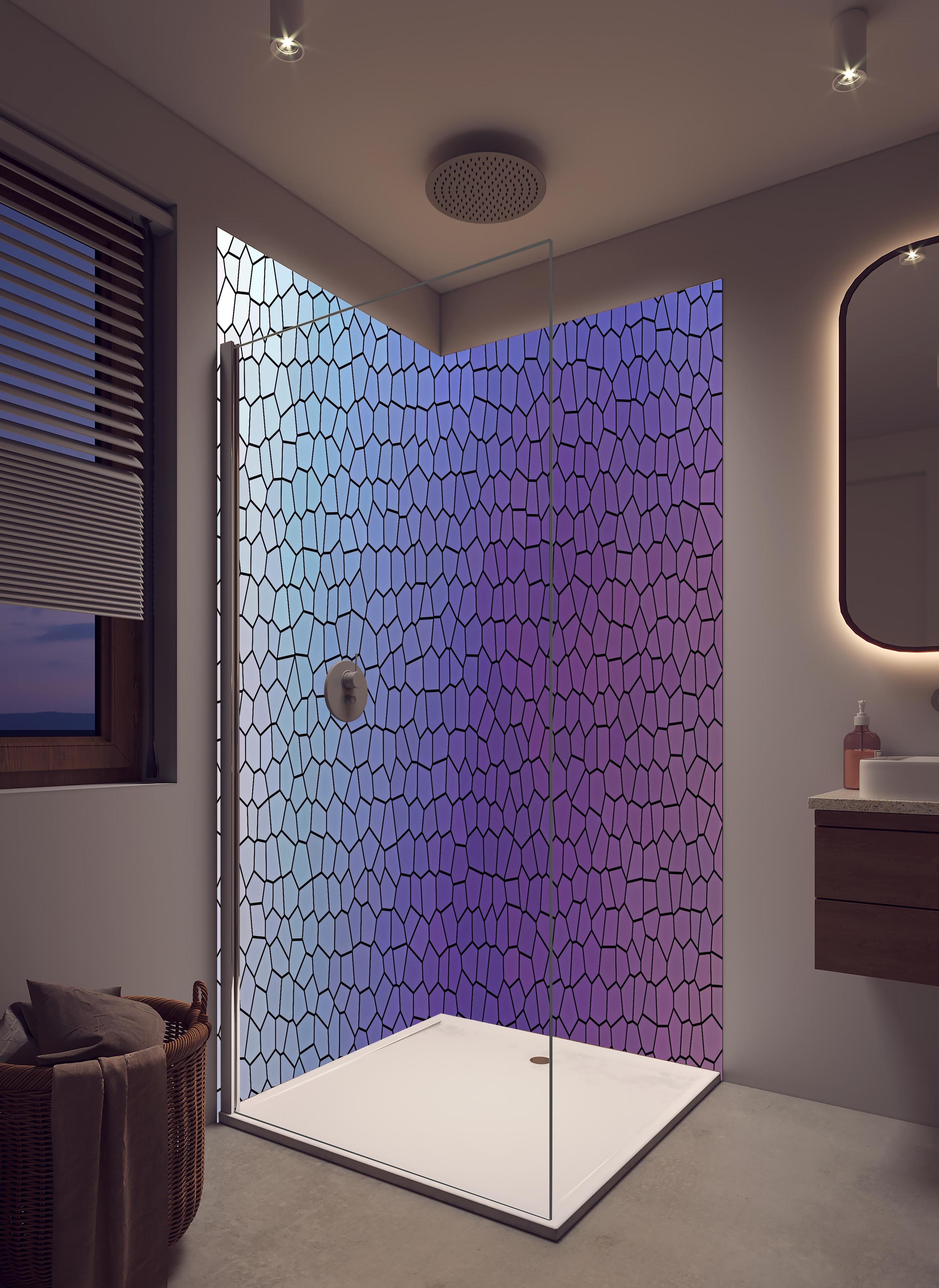Duschrückwand - Mosaik mit lila-bläulichem Übergang in hellem Badezimmer mit Regenduschkopf - zweiteilige Eck-Duschrückwand