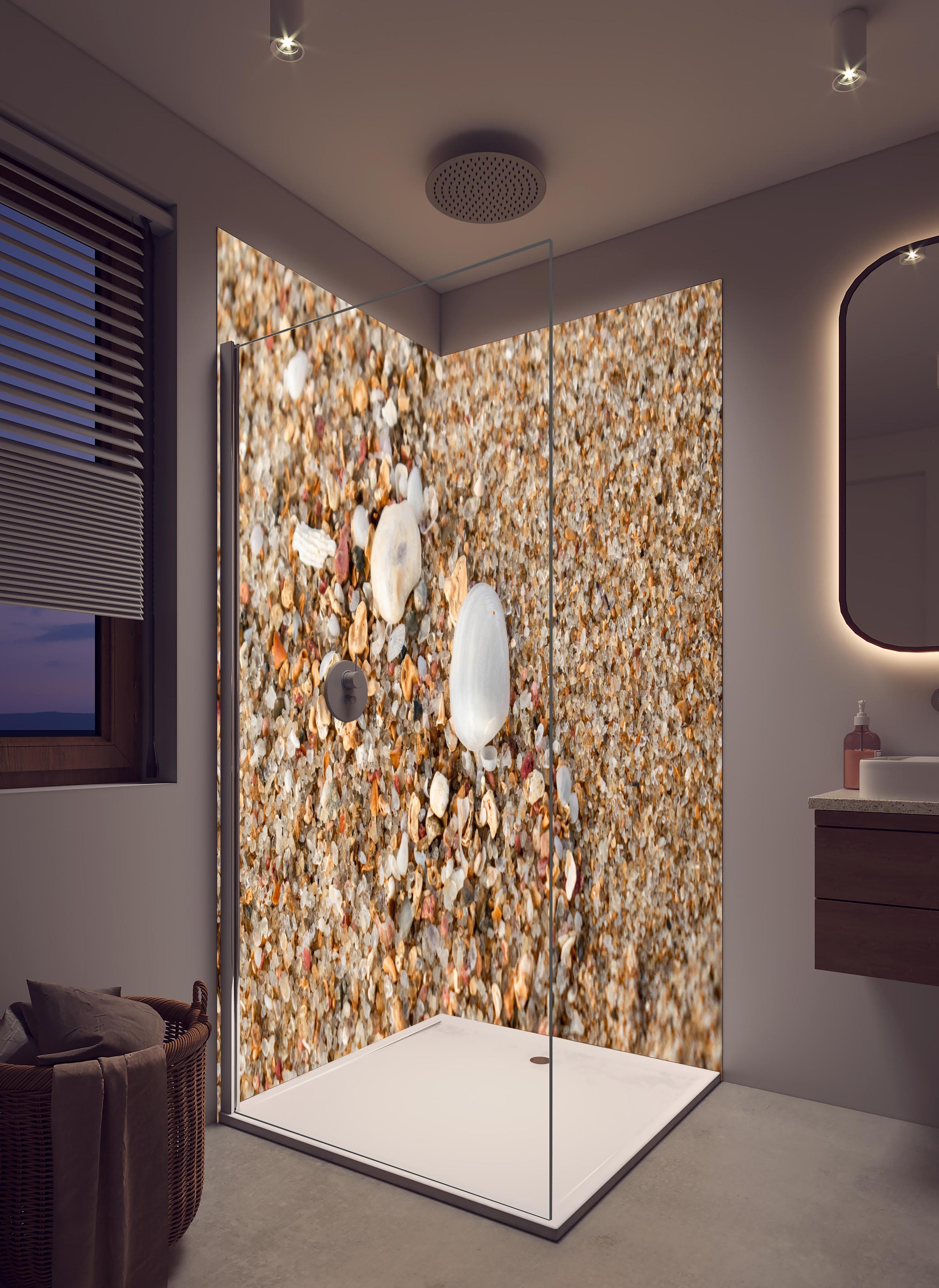 Duschrückwand - Muscheln im Strandsand. Shell in hellem Badezimmer mit Regenduschkopf - zweiteilige Eck-Duschrückwand