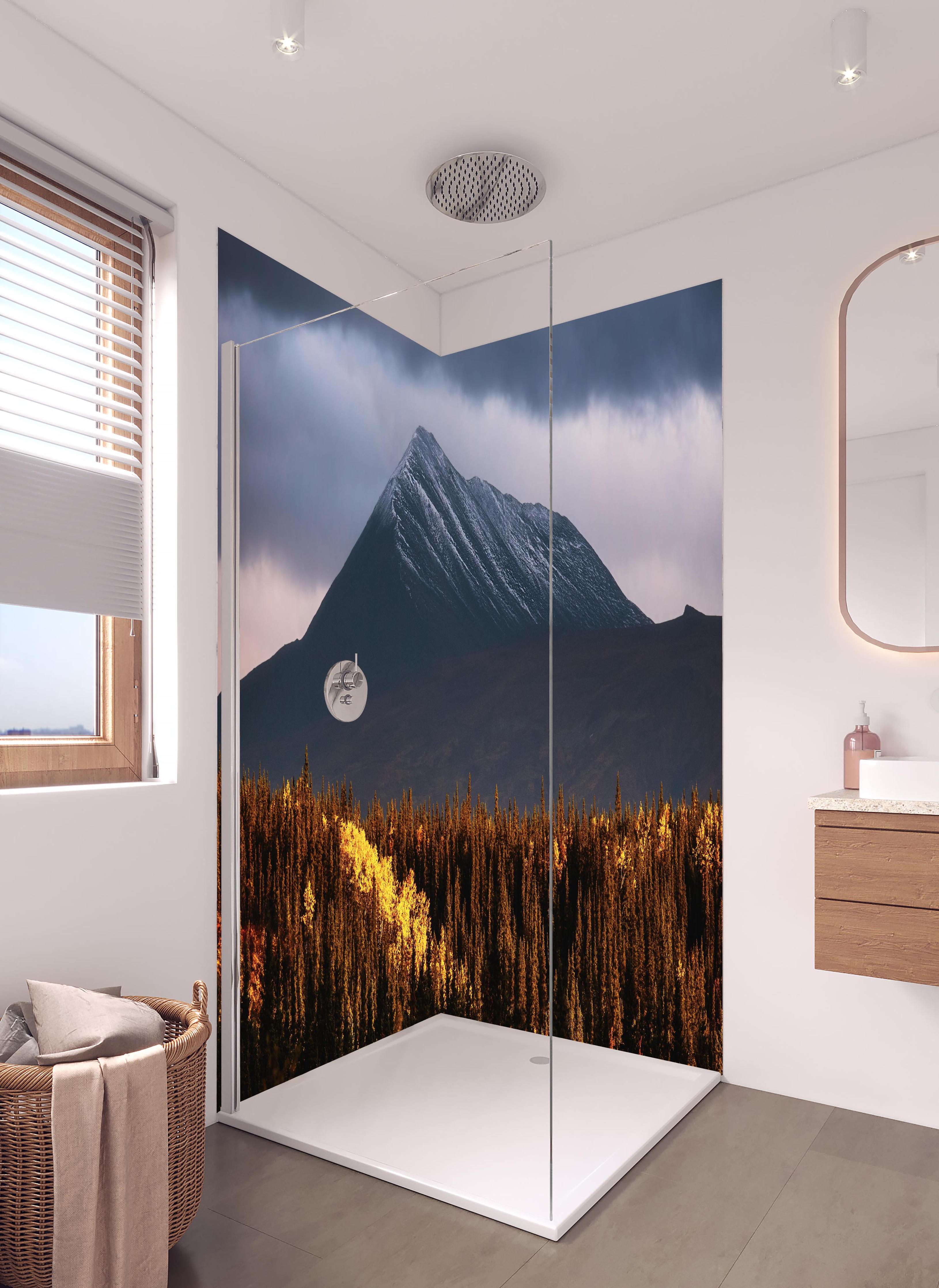 Duschrückwand - Mystische Berge im herbstlichen Morgenlicht in hellem Badezimmer mit Regenduschkopf - zweiteilige Eck-Duschrückwand