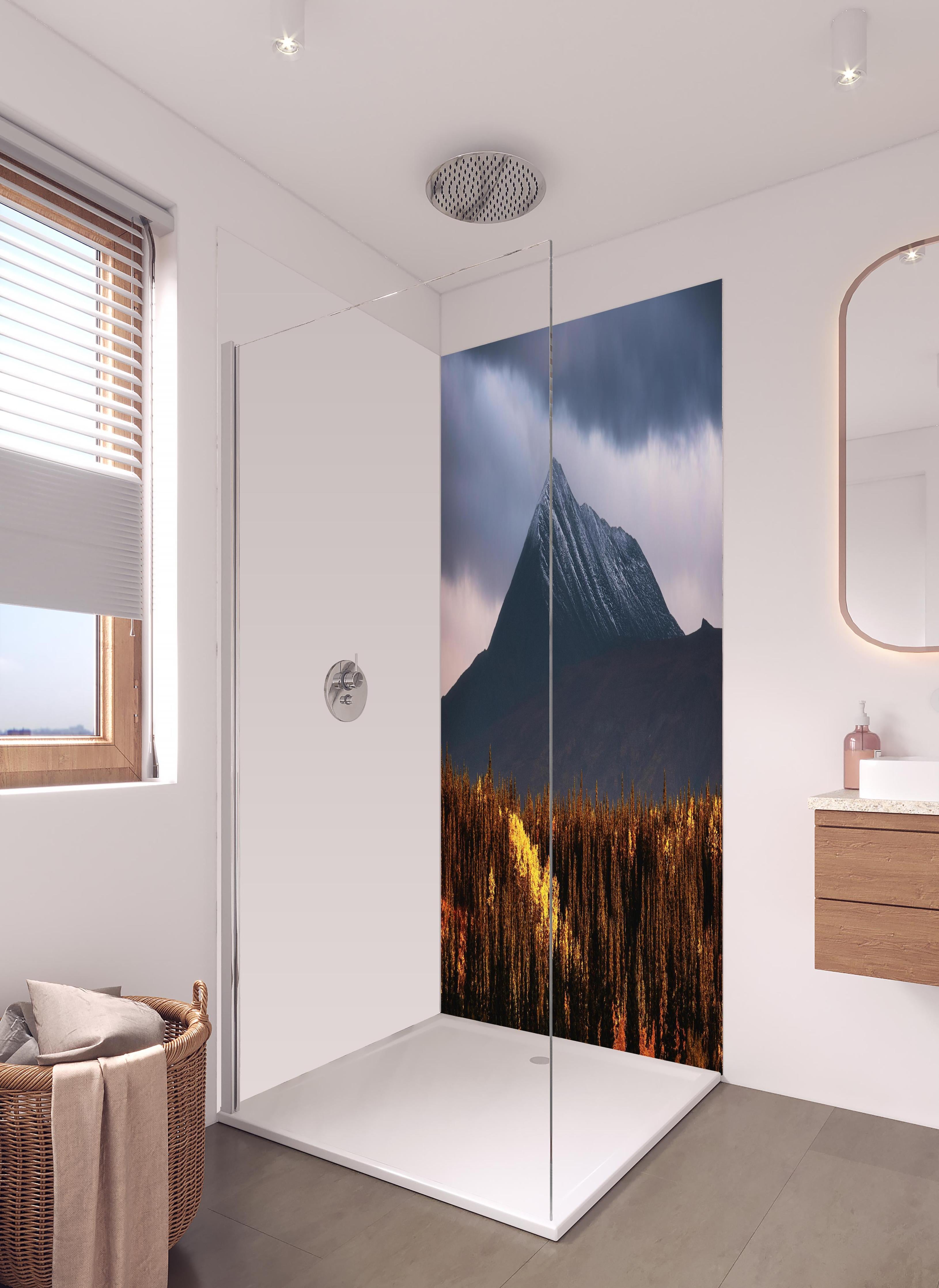 Duschrückwand - Mystische Berge im herbstlichen Morgenlicht in hellem Badezimmer mit Regenduschkopf - zweiteilige Eck-Duschrückwand