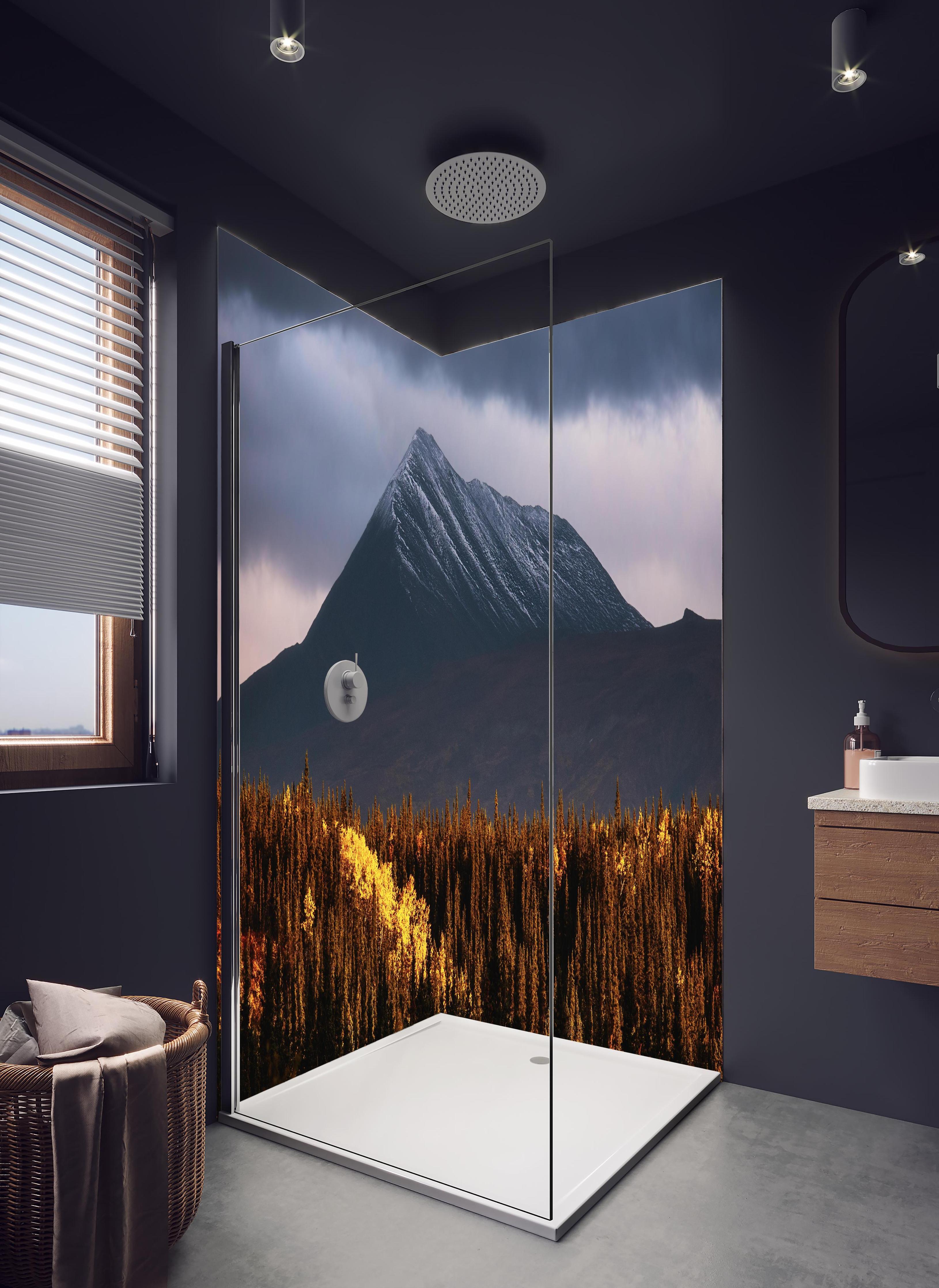 Duschrückwand - Mystische Berge im herbstlichen Morgenlicht in hellem Badezimmer mit Regenduschkopf - zweiteilige Eck-Duschrückwand