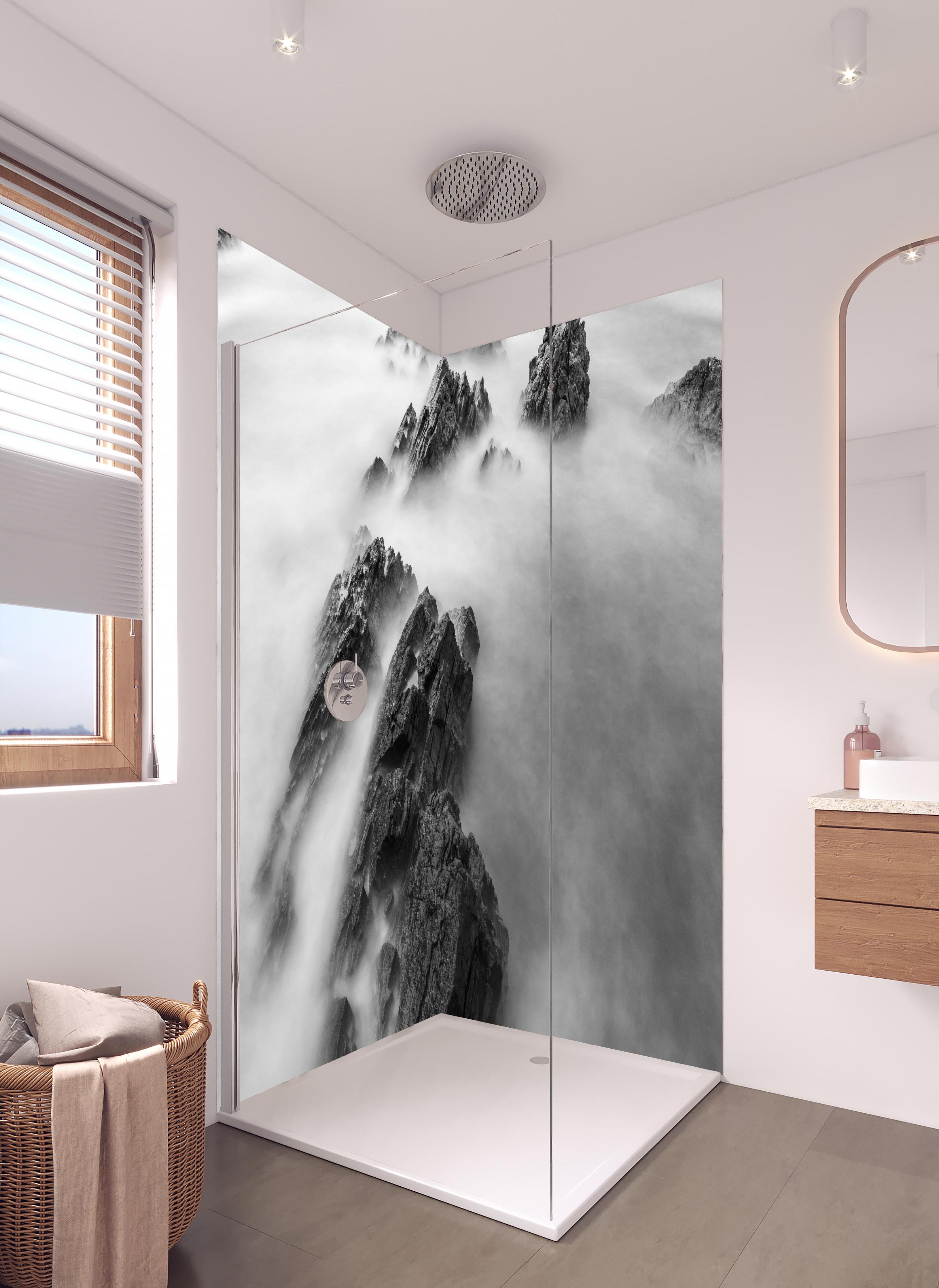 Duschrückwand - Mystische Felsen im sanften Nebelmeer in hellem Badezimmer mit Regenduschkopf - zweiteilige Eck-Duschrückwand