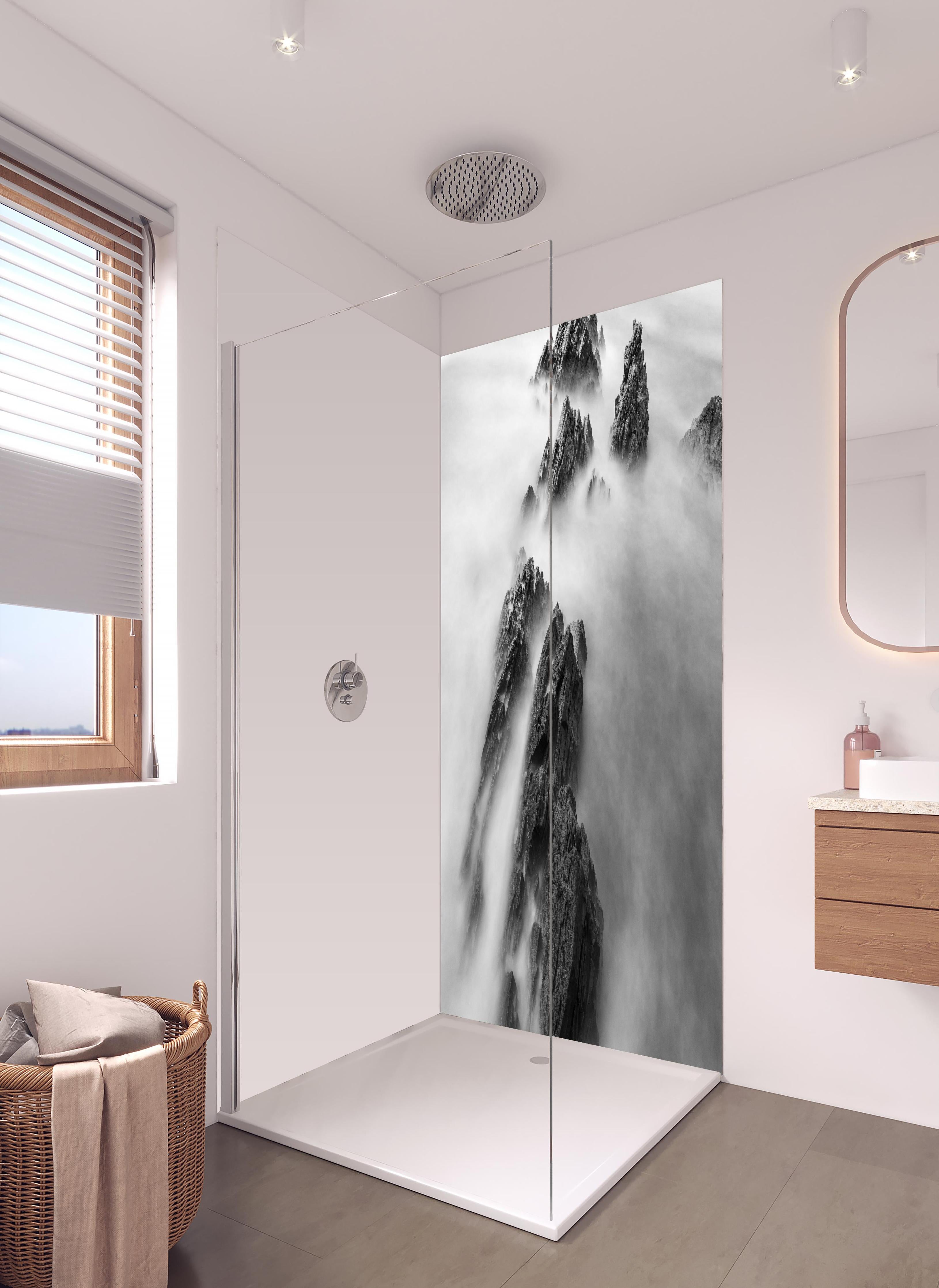 Duschrückwand - Mystische Felsen im sanften Nebelmeer in hellem Badezimmer mit Regenduschkopf - zweiteilige Eck-Duschrückwand