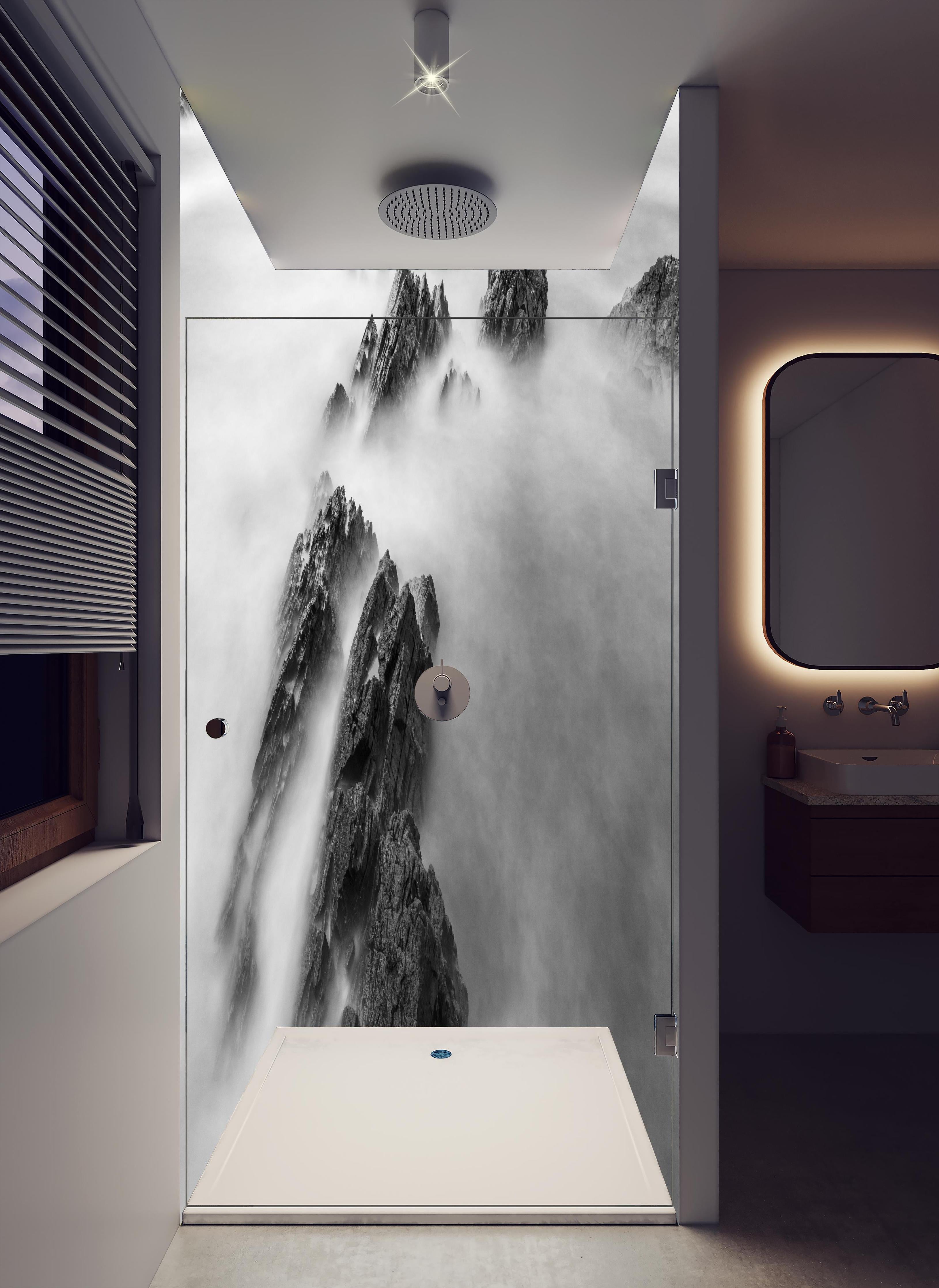 Duschrückwand - Mystische Felsen im sanften Nebelmeer in hellem Badezimmer mit Regenduschkopf - zweiteilige Eck-Duschrückwand