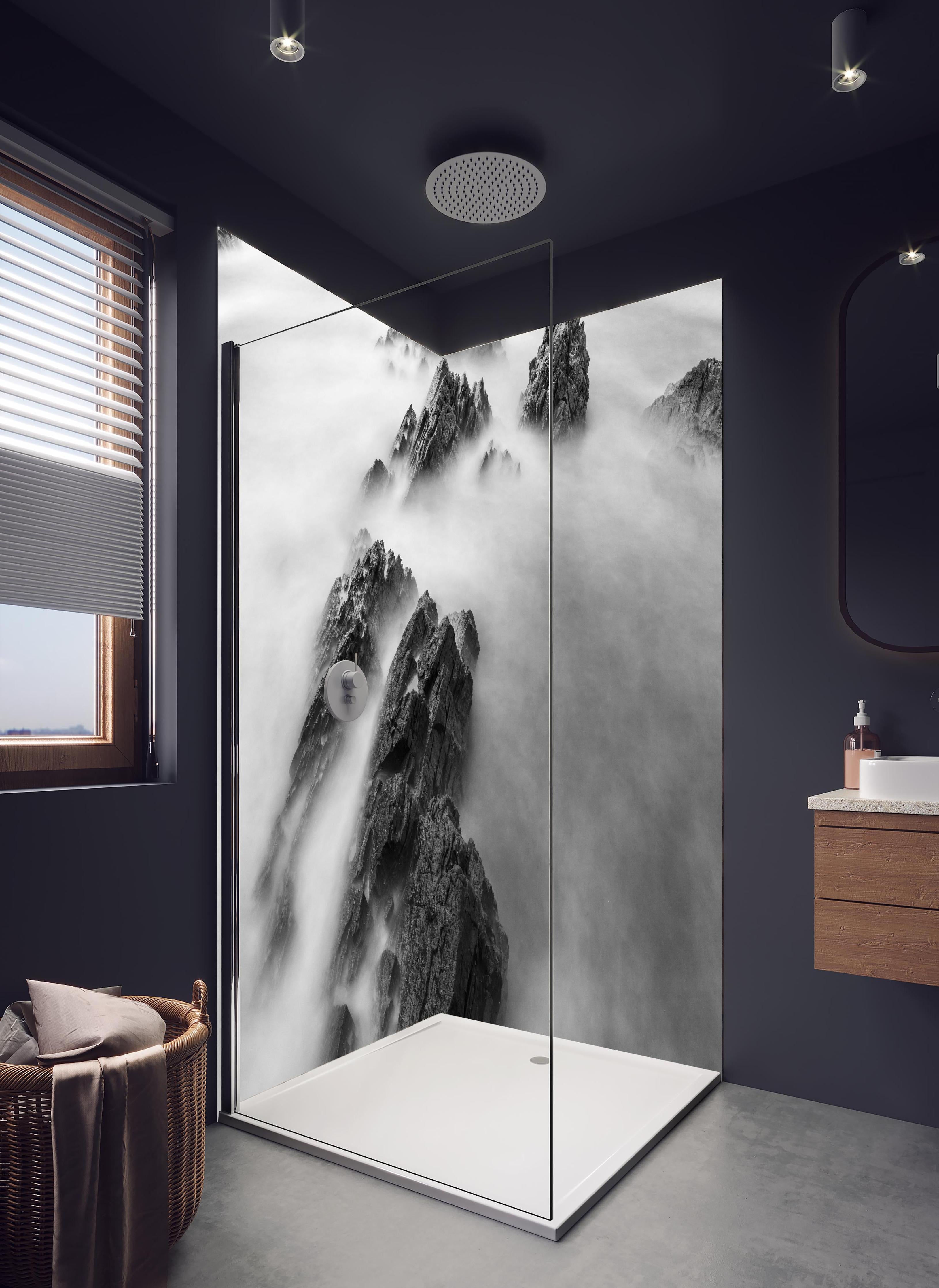 Duschrückwand - Mystische Felsen im sanften Nebelmeer in hellem Badezimmer mit Regenduschkopf - zweiteilige Eck-Duschrückwand