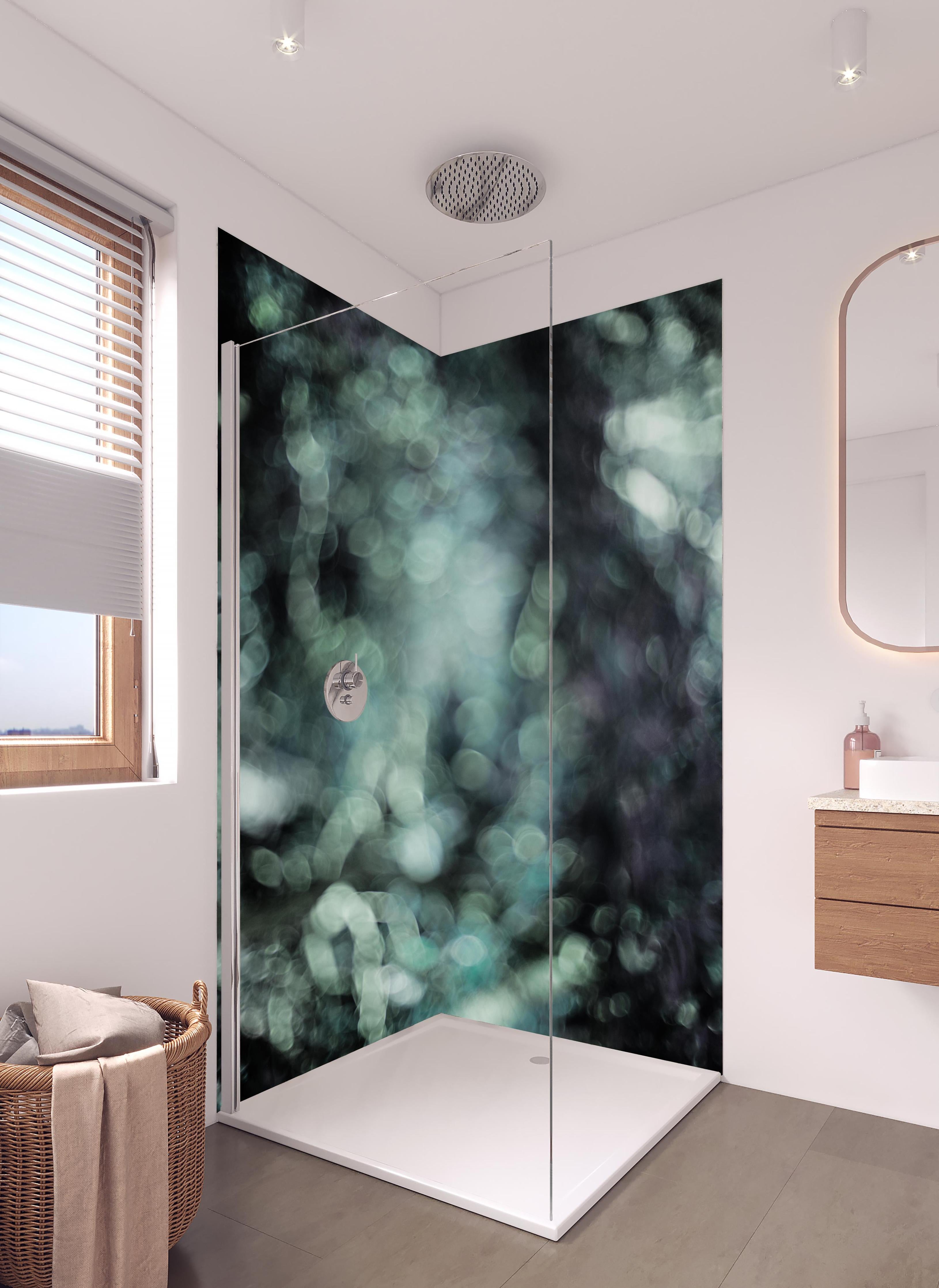 Duschrückwand - Mystischer Grünschimmer auf dunklem Grund in hellem Badezimmer mit Regenduschkopf - zweiteilige Eck-Duschrückwand