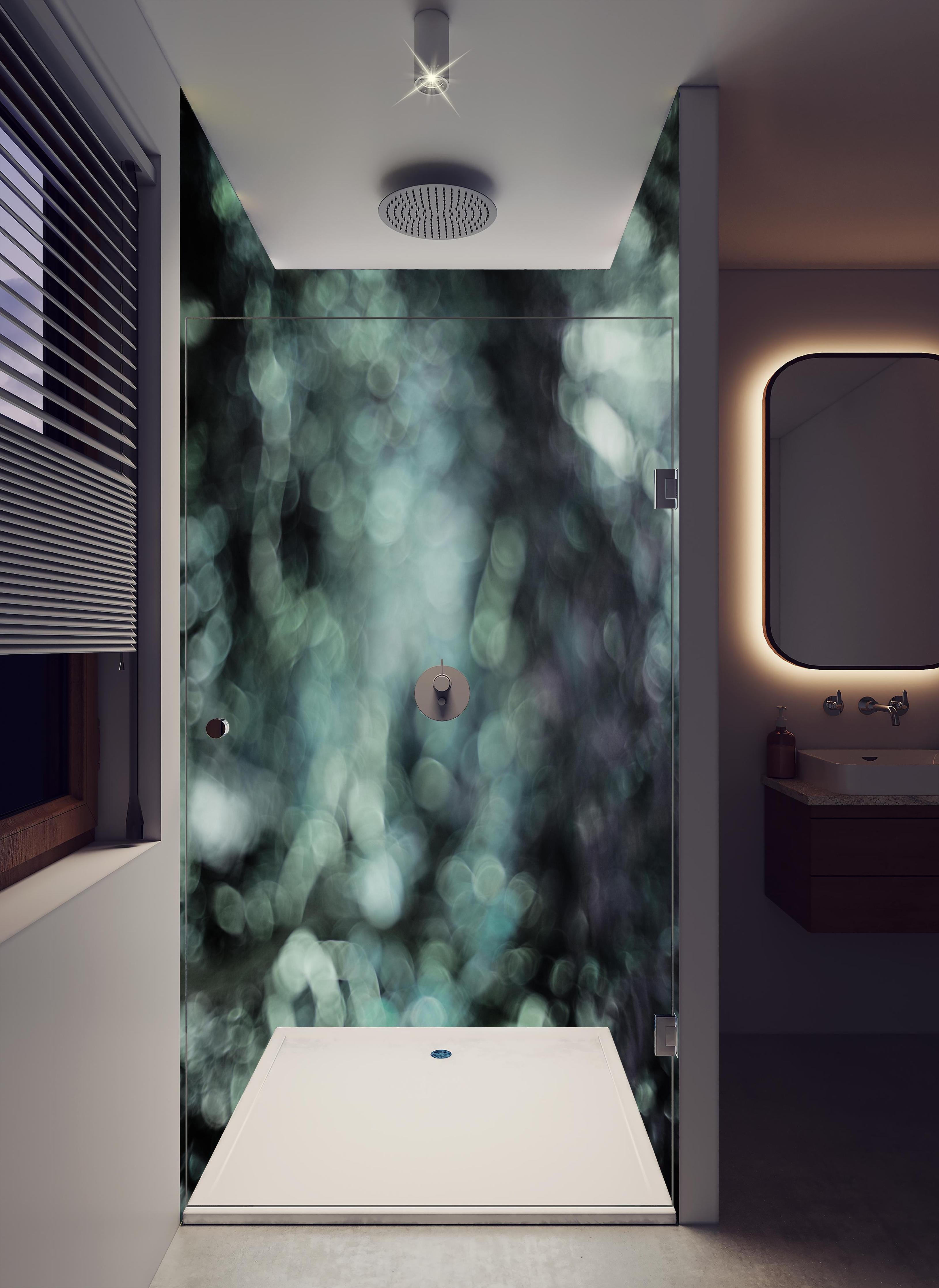 Duschrückwand - Mystischer Grünschimmer auf dunklem Grund in hellem Badezimmer mit Regenduschkopf - zweiteilige Eck-Duschrückwand