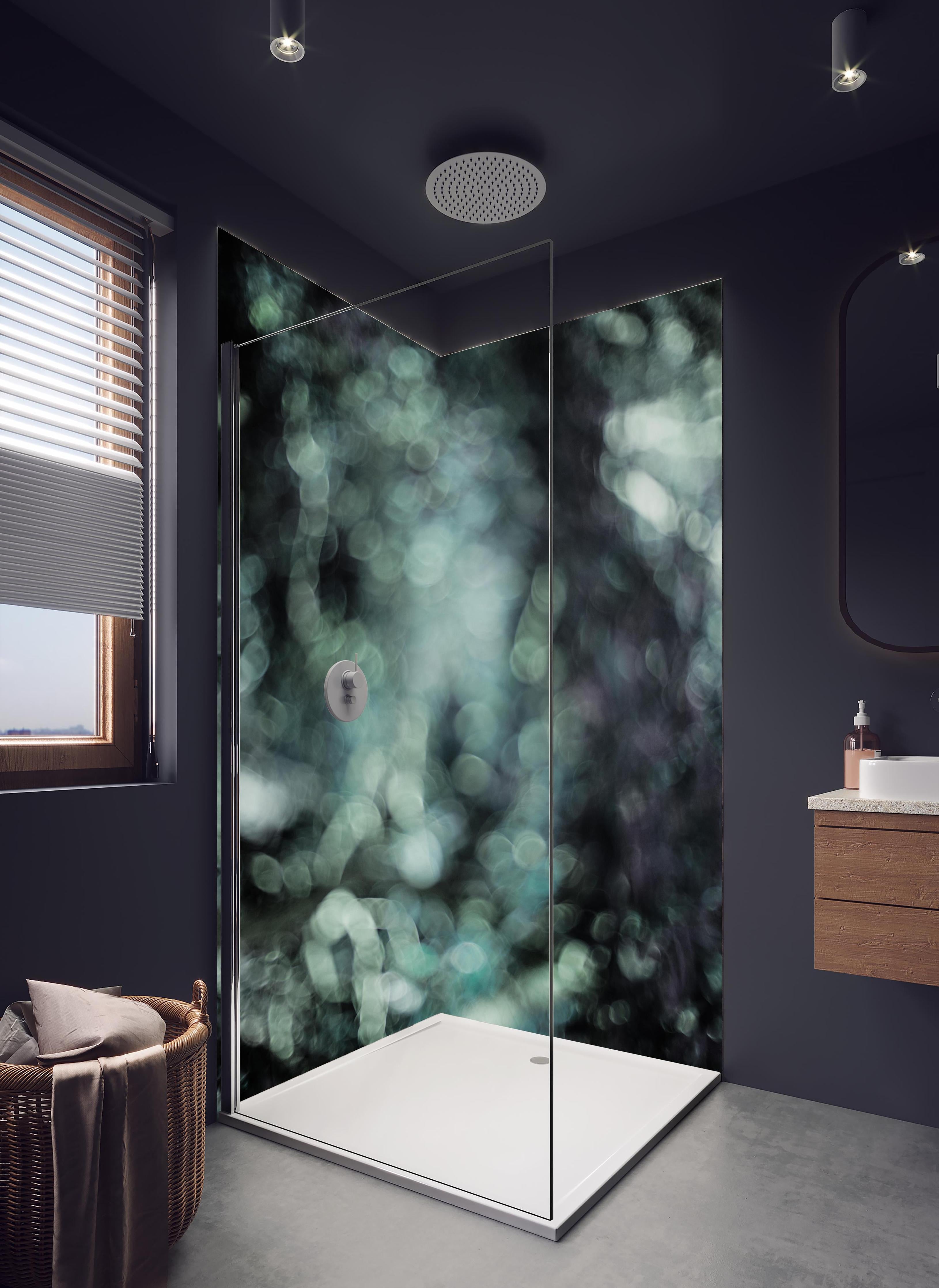 Duschrückwand - Mystischer Grünschimmer auf dunklem Grund in hellem Badezimmer mit Regenduschkopf - zweiteilige Eck-Duschrückwand