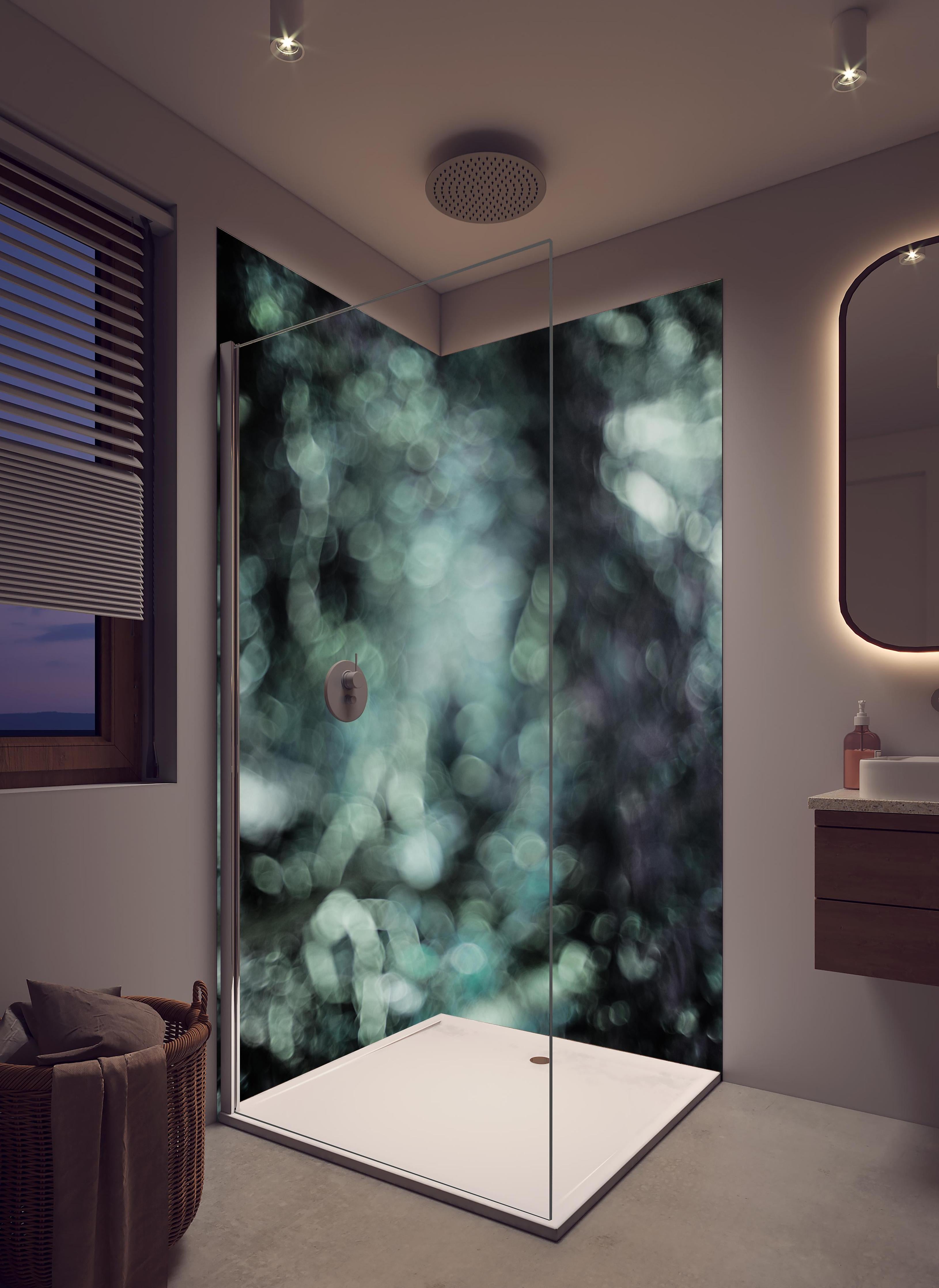Duschrückwand - Mystischer Grünschimmer auf dunklem Grund in hellem Badezimmer mit Regenduschkopf - zweiteilige Eck-Duschrückwand