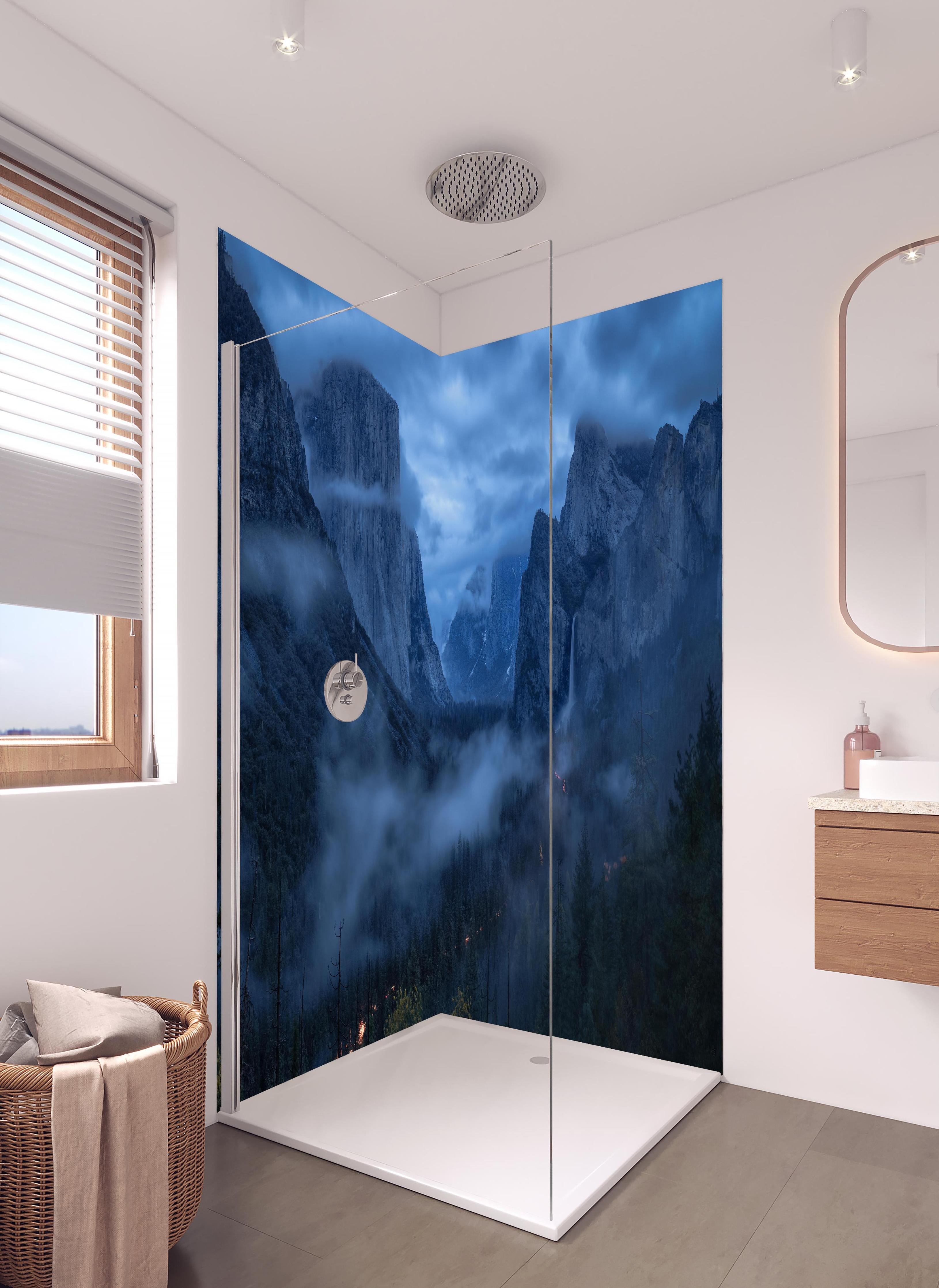 Duschrückwand - Mystischer Nebel in Yosemite Berge in hellem Badezimmer mit Regenduschkopf - zweiteilige Eck-Duschrückwand