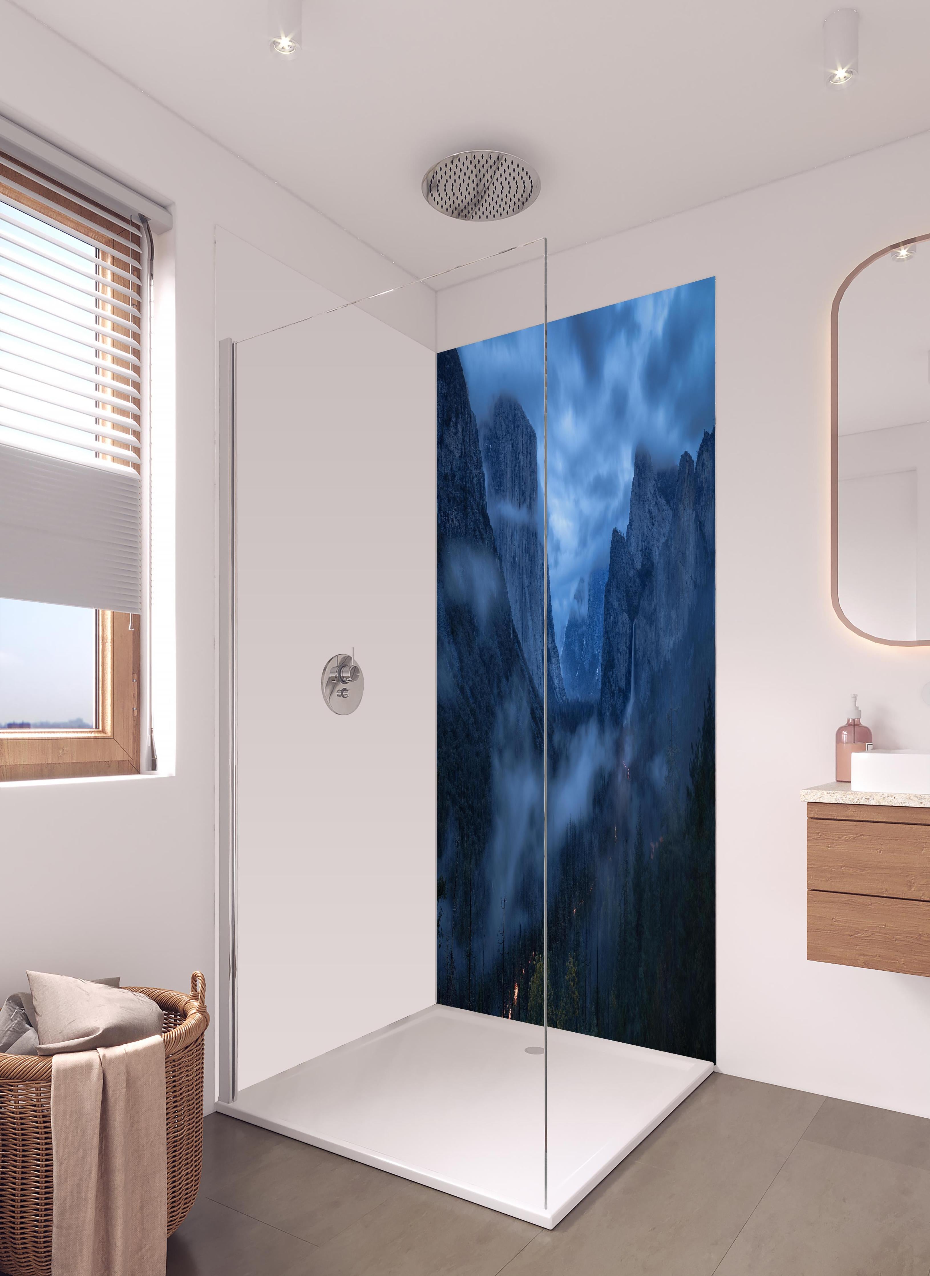 Duschrückwand - Mystischer Nebel in Yosemite Berge in hellem Badezimmer mit Regenduschkopf - zweiteilige Eck-Duschrückwand