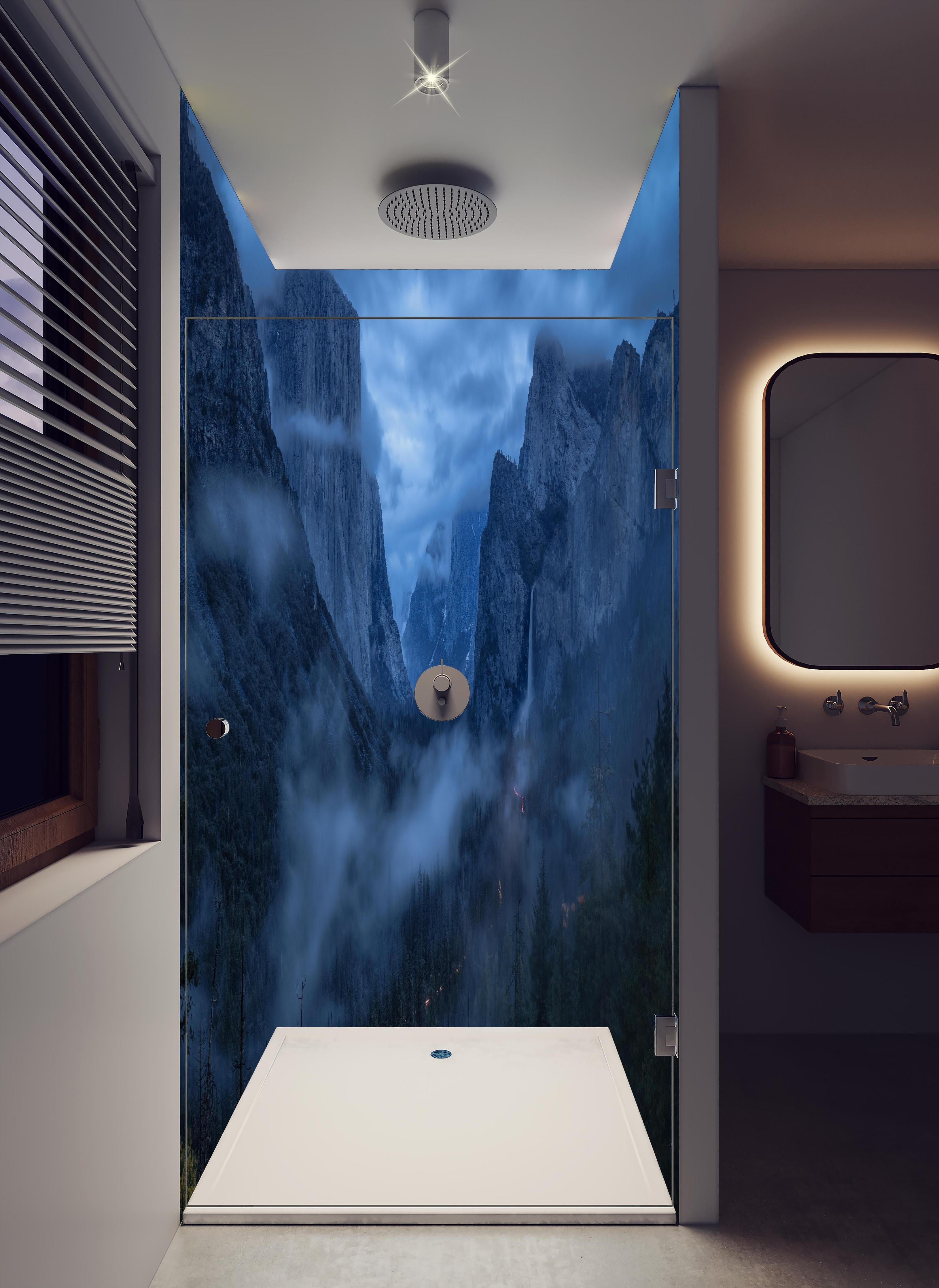 Duschrückwand - Mystischer Nebel in Yosemite Berge in hellem Badezimmer mit Regenduschkopf - zweiteilige Eck-Duschrückwand