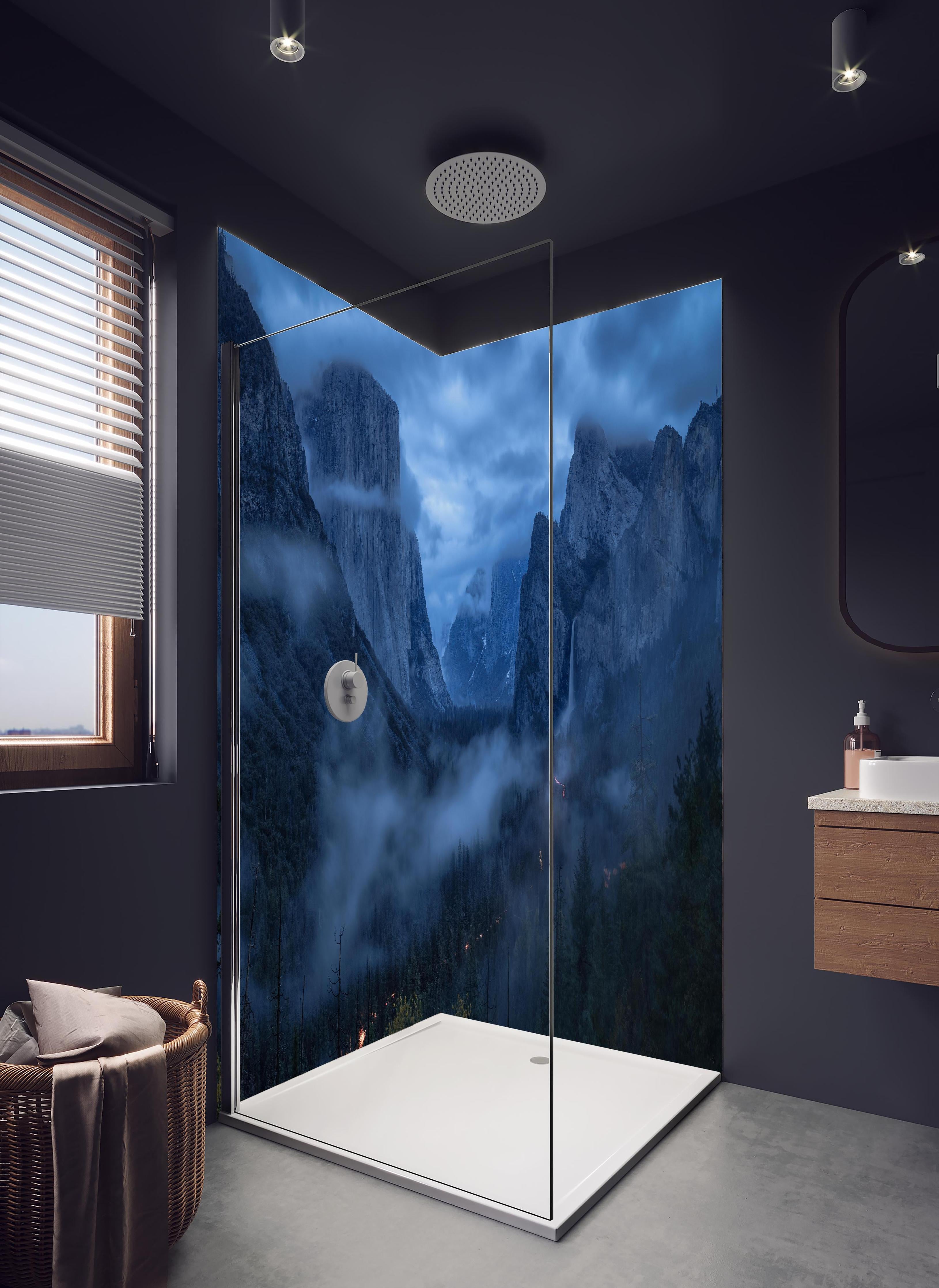 Duschrückwand - Mystischer Nebel in Yosemite Berge in hellem Badezimmer mit Regenduschkopf - zweiteilige Eck-Duschrückwand
