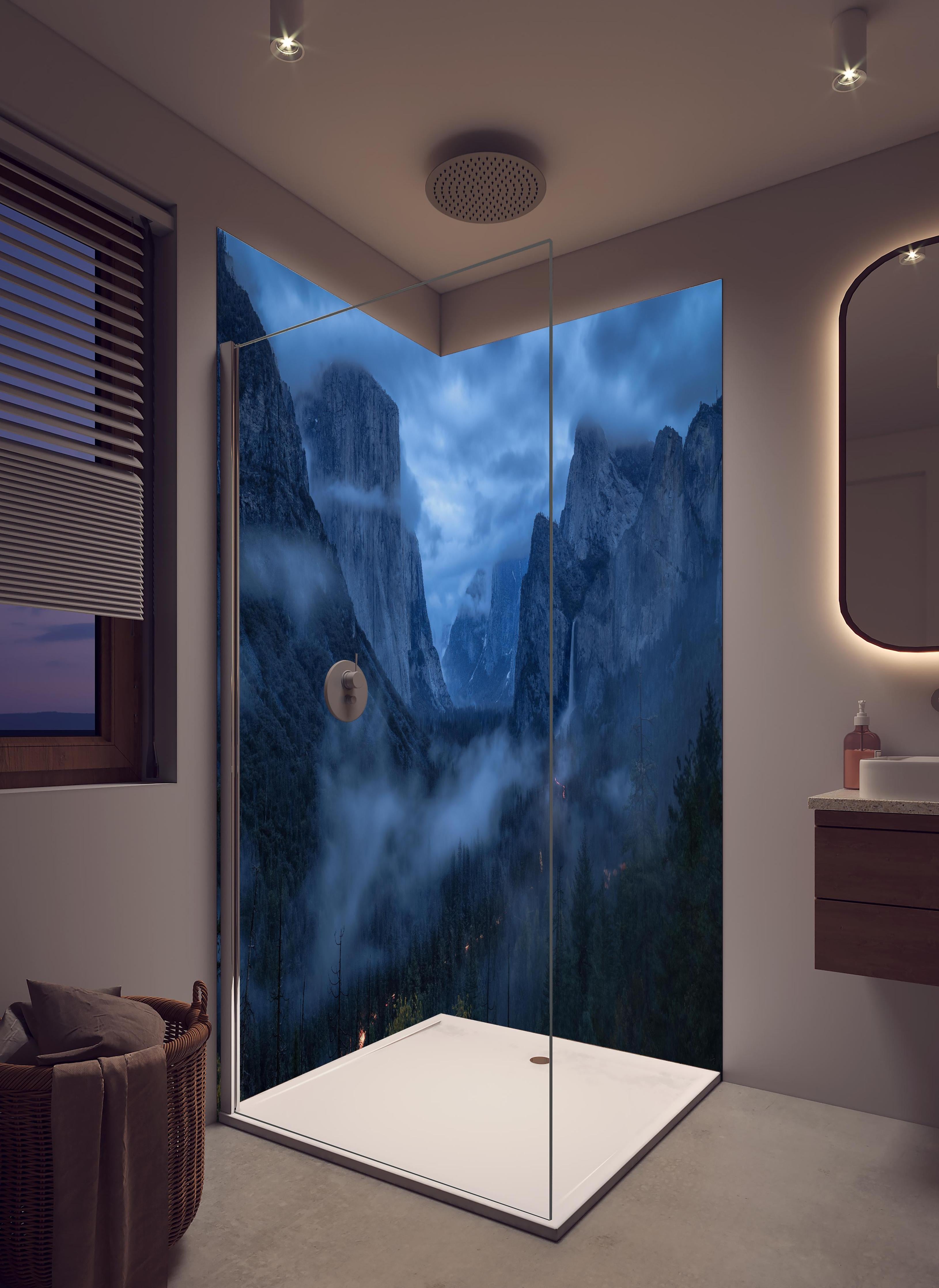 Duschrückwand - Mystischer Nebel in Yosemite Berge in hellem Badezimmer mit Regenduschkopf - zweiteilige Eck-Duschrückwand