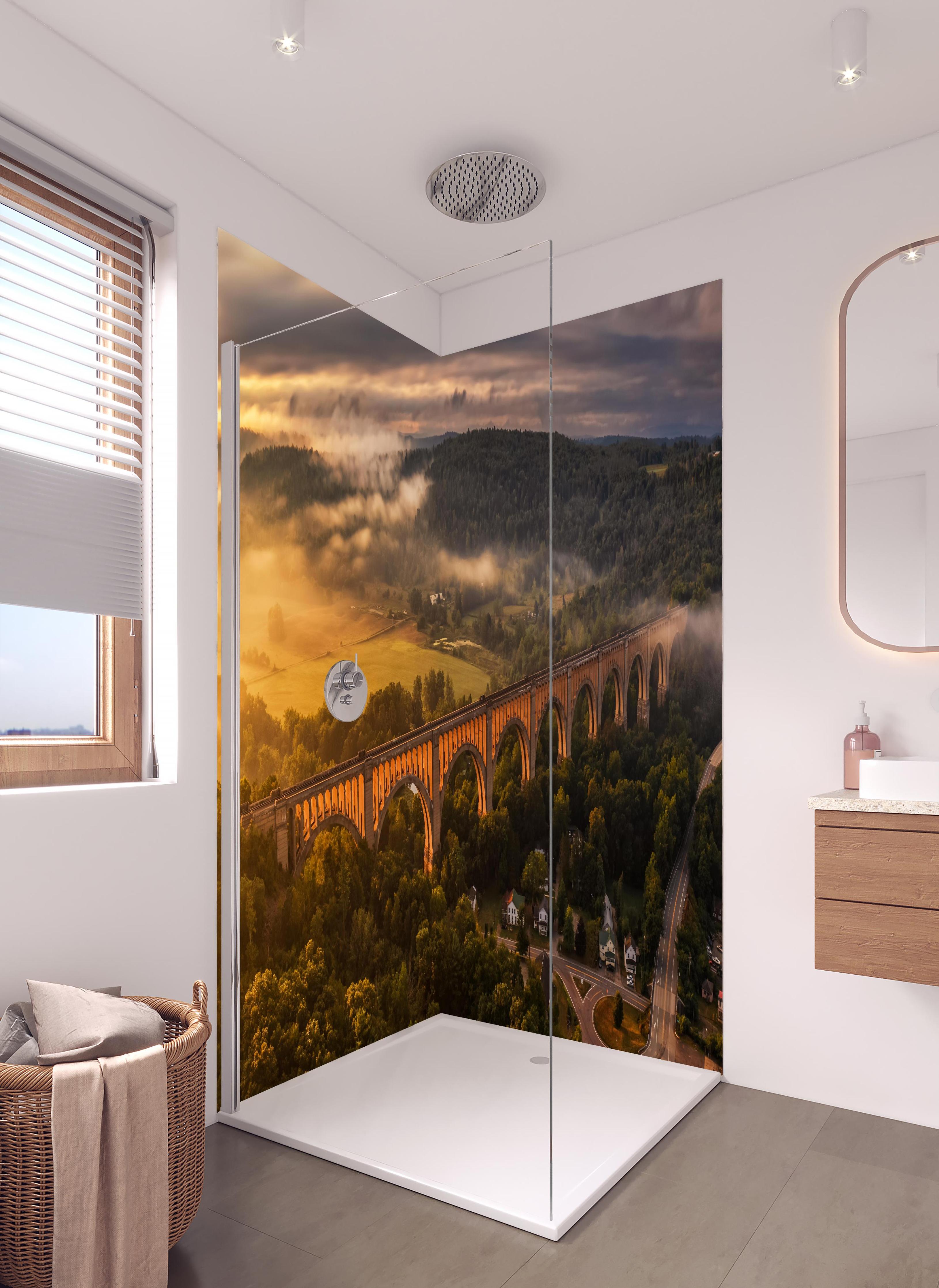 Duschrückwand - Mystischer Nebel über steinernem Viadukt in hellem Badezimmer mit Regenduschkopf - zweiteilige Eck-Duschrückwand