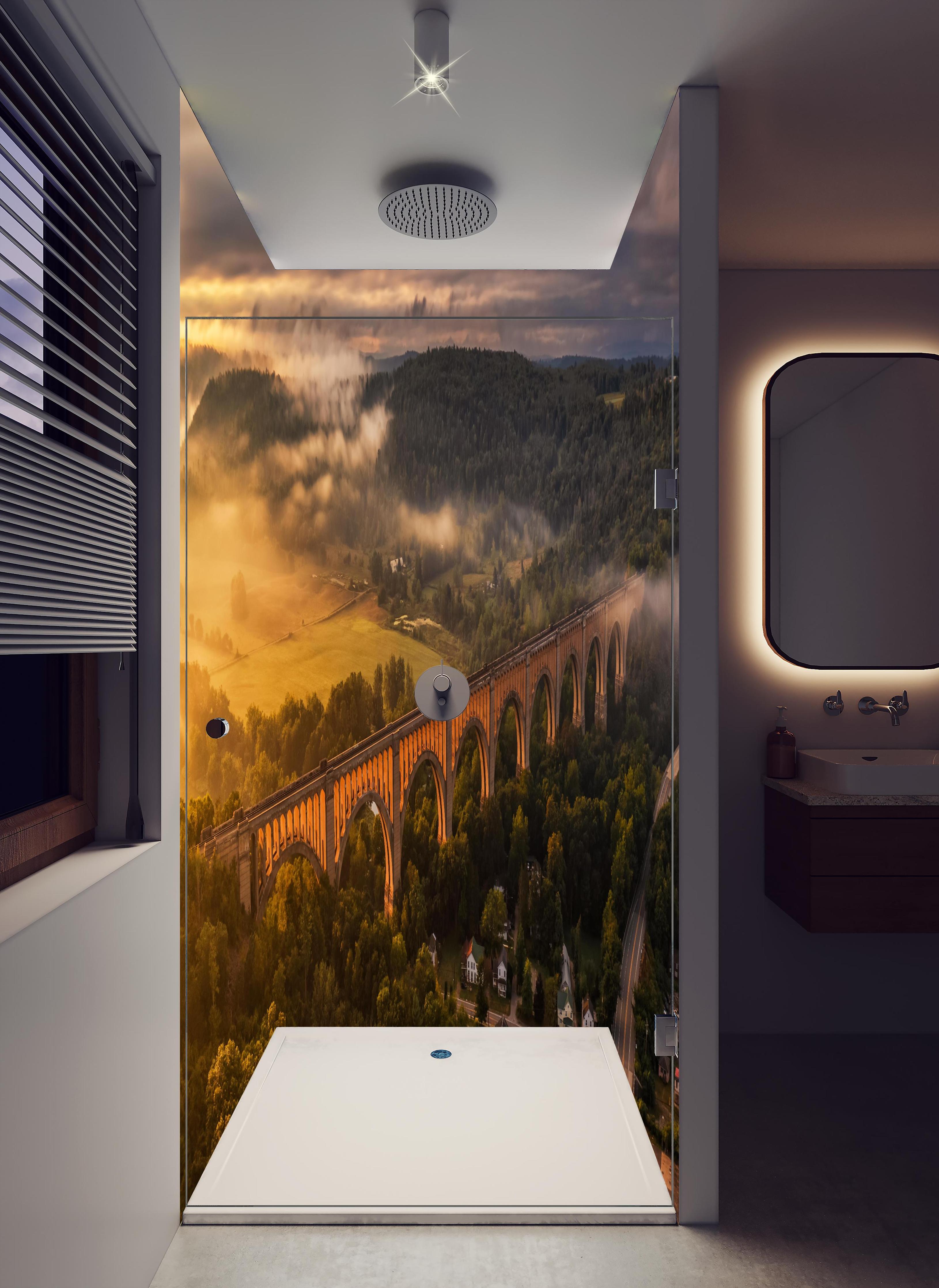 Duschrückwand - Mystischer Nebel über steinernem Viadukt in hellem Badezimmer mit Regenduschkopf - zweiteilige Eck-Duschrückwand