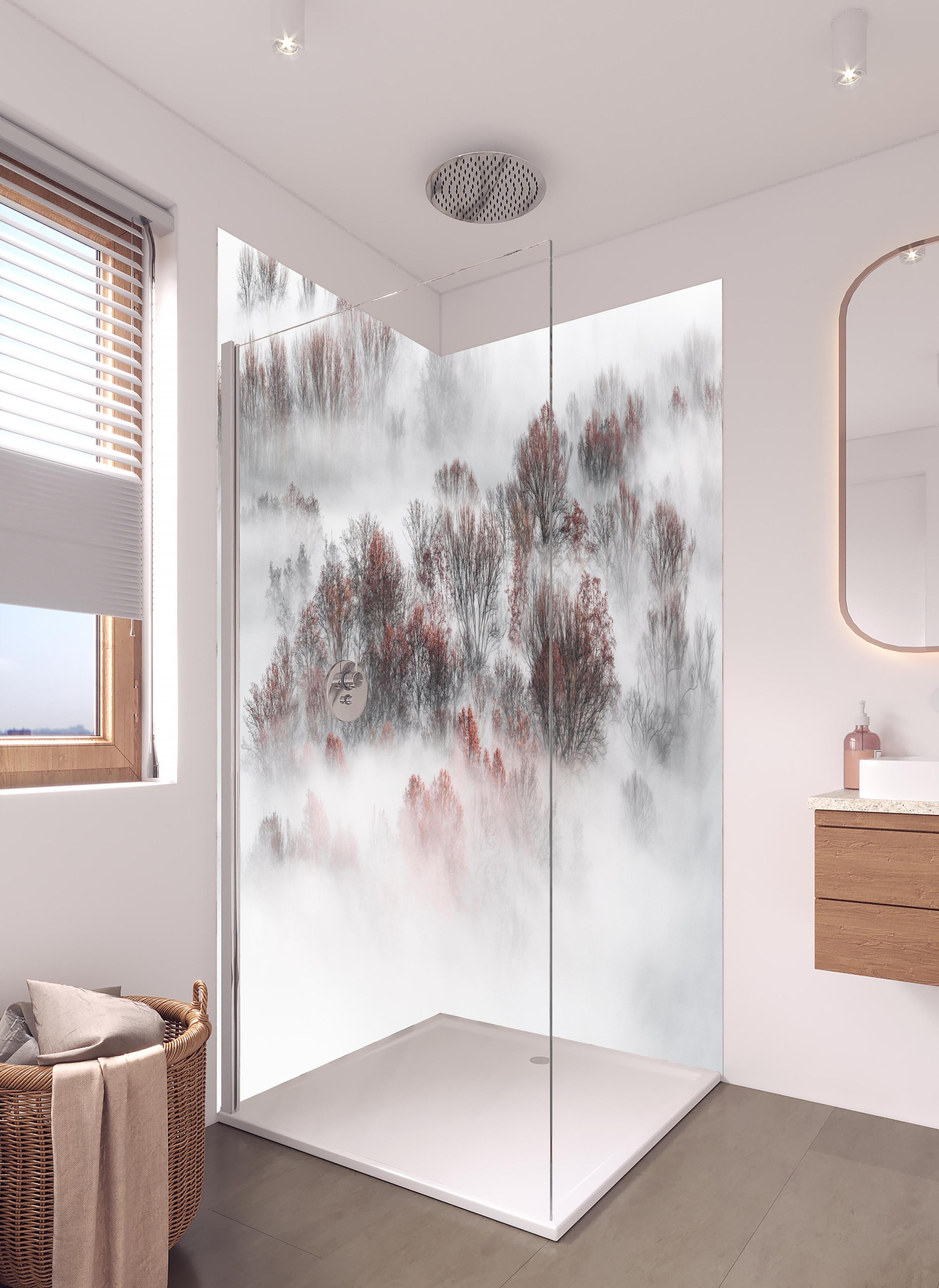 Duschrückwand - Mystischer Weiß-Grauer Nebelwald in hellem Badezimmer mit Regenduschkopf - zweiteilige Eck-Duschrückwand