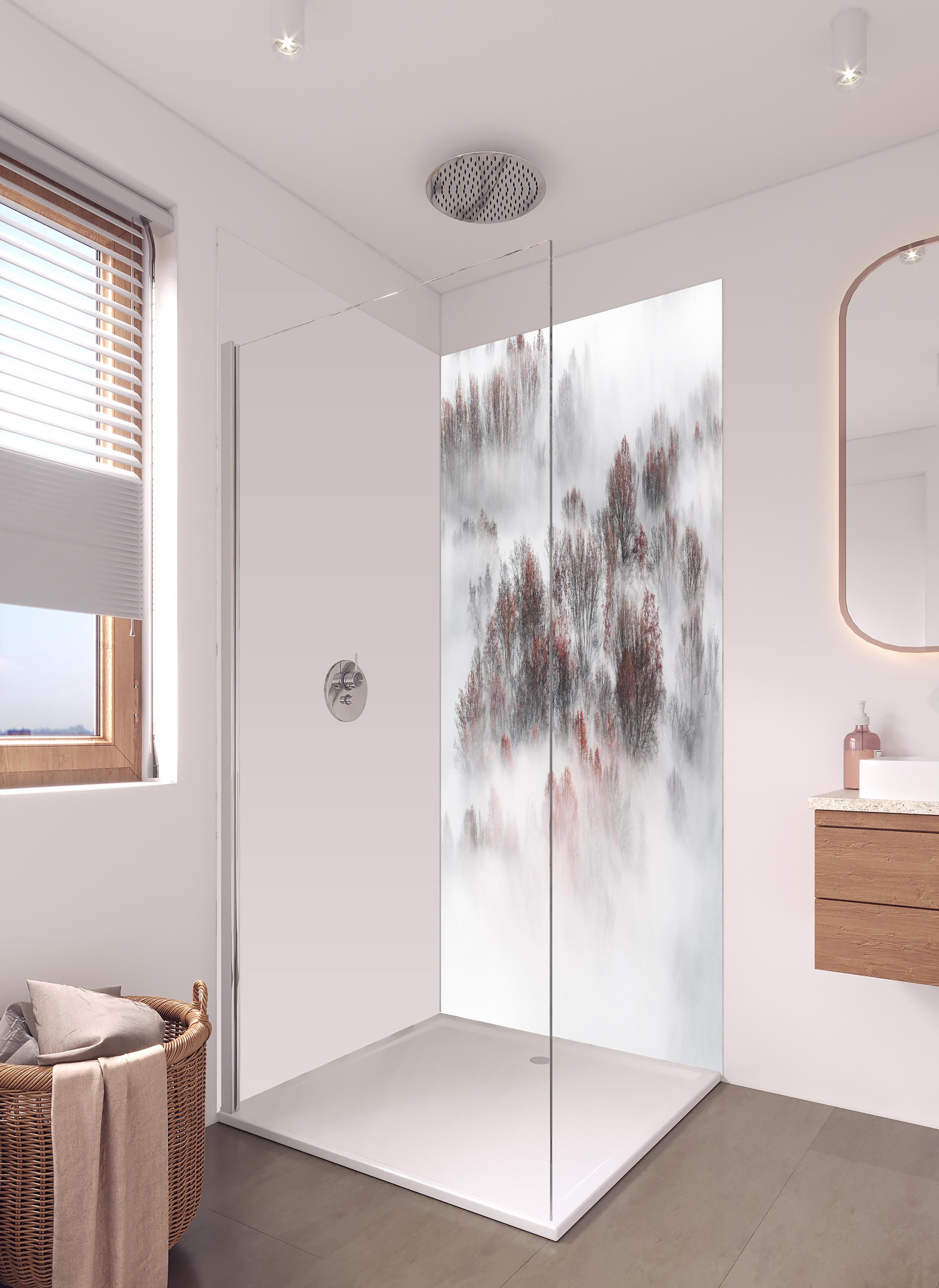 Duschrückwand - Mystischer Weiß-Grauer Nebelwald in hellem Badezimmer mit Regenduschkopf - zweiteilige Eck-Duschrückwand
