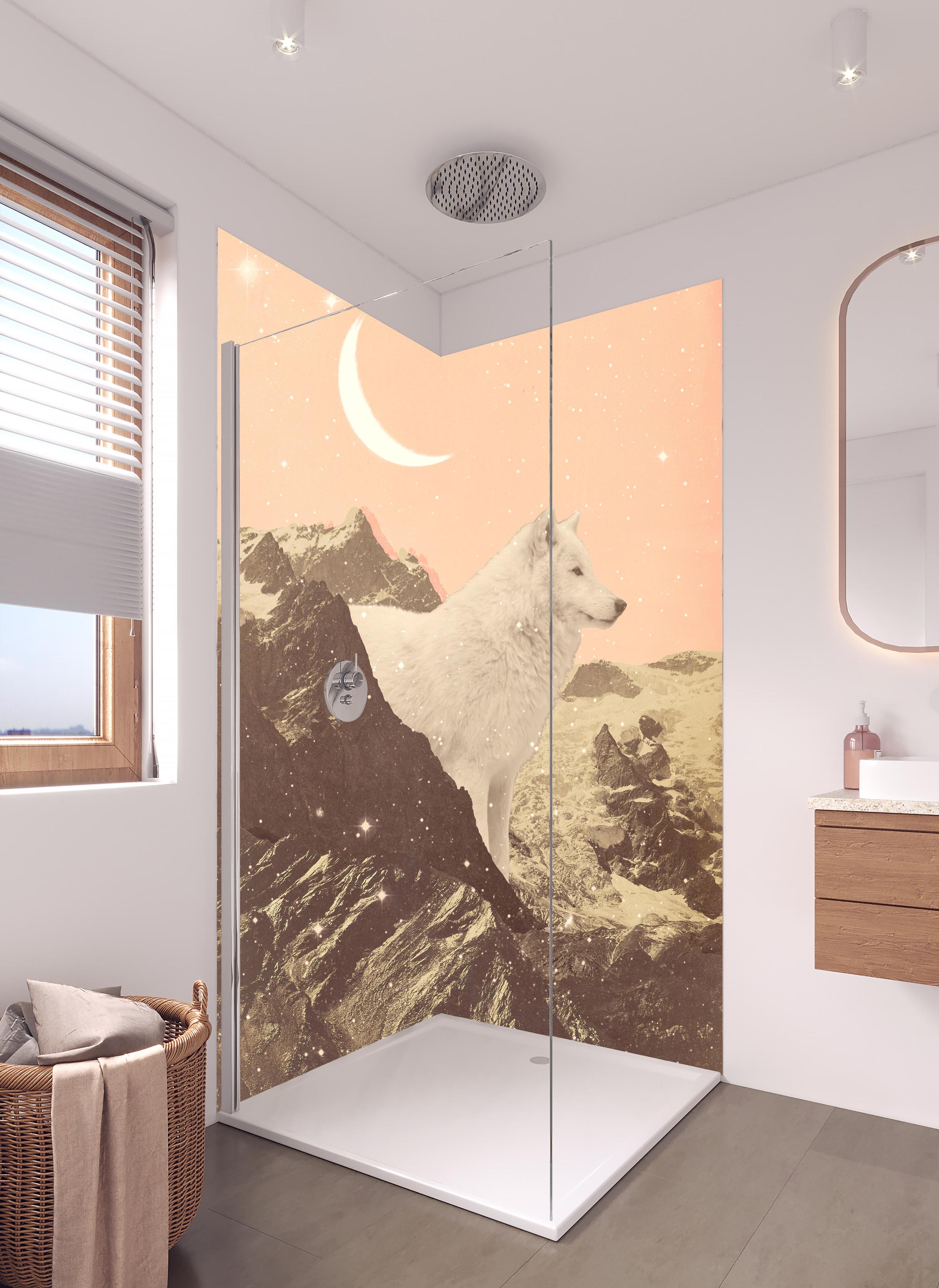 Duschrückwand - Mythischer weißer Wolf mit Bergkulisse in hellem Badezimmer mit Regenduschkopf - zweiteilige Eck-Duschrückwand