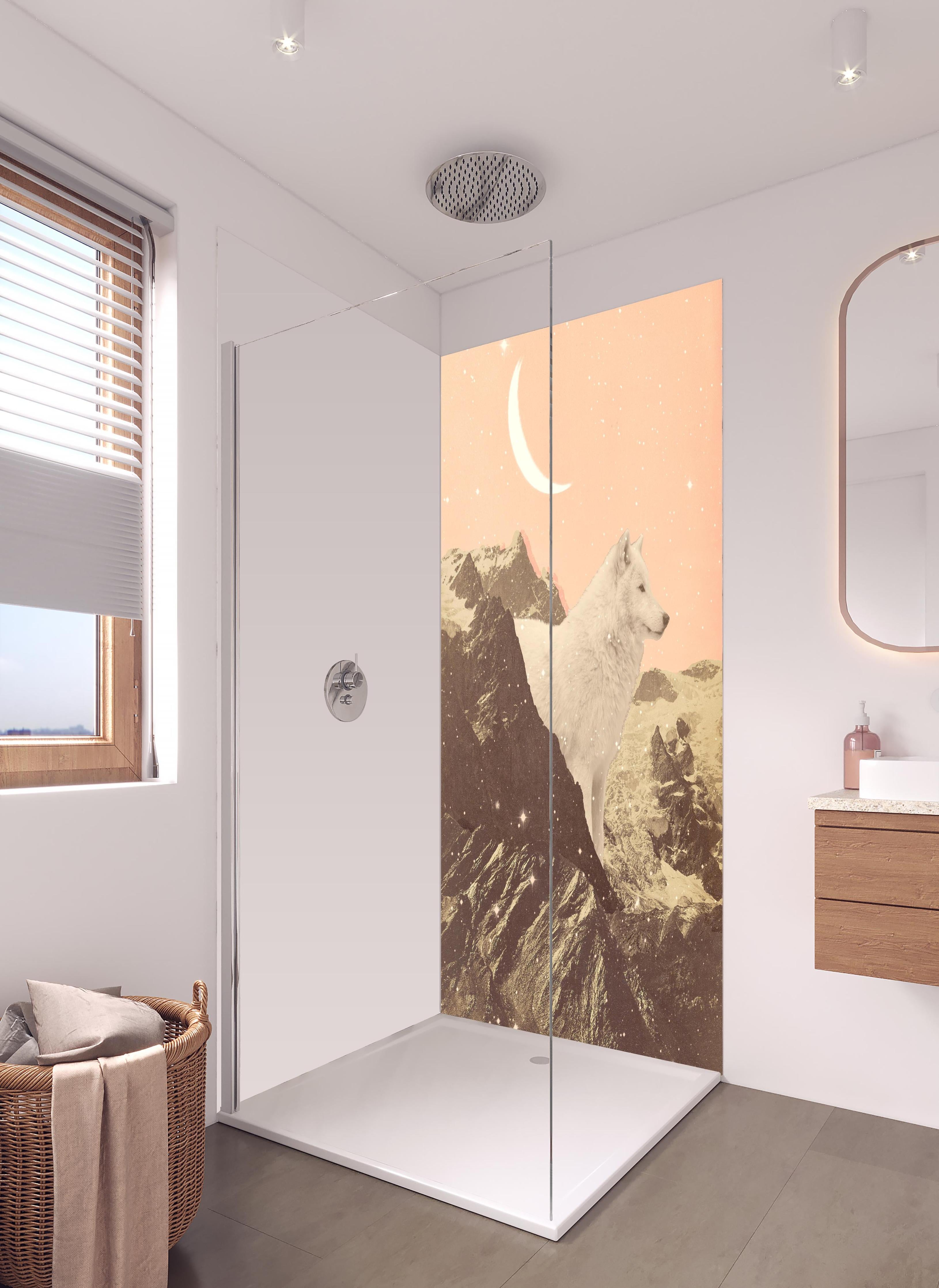 Duschrückwand - Mythischer weißer Wolf mit Bergkulisse in hellem Badezimmer mit Regenduschkopf - zweiteilige Eck-Duschrückwand