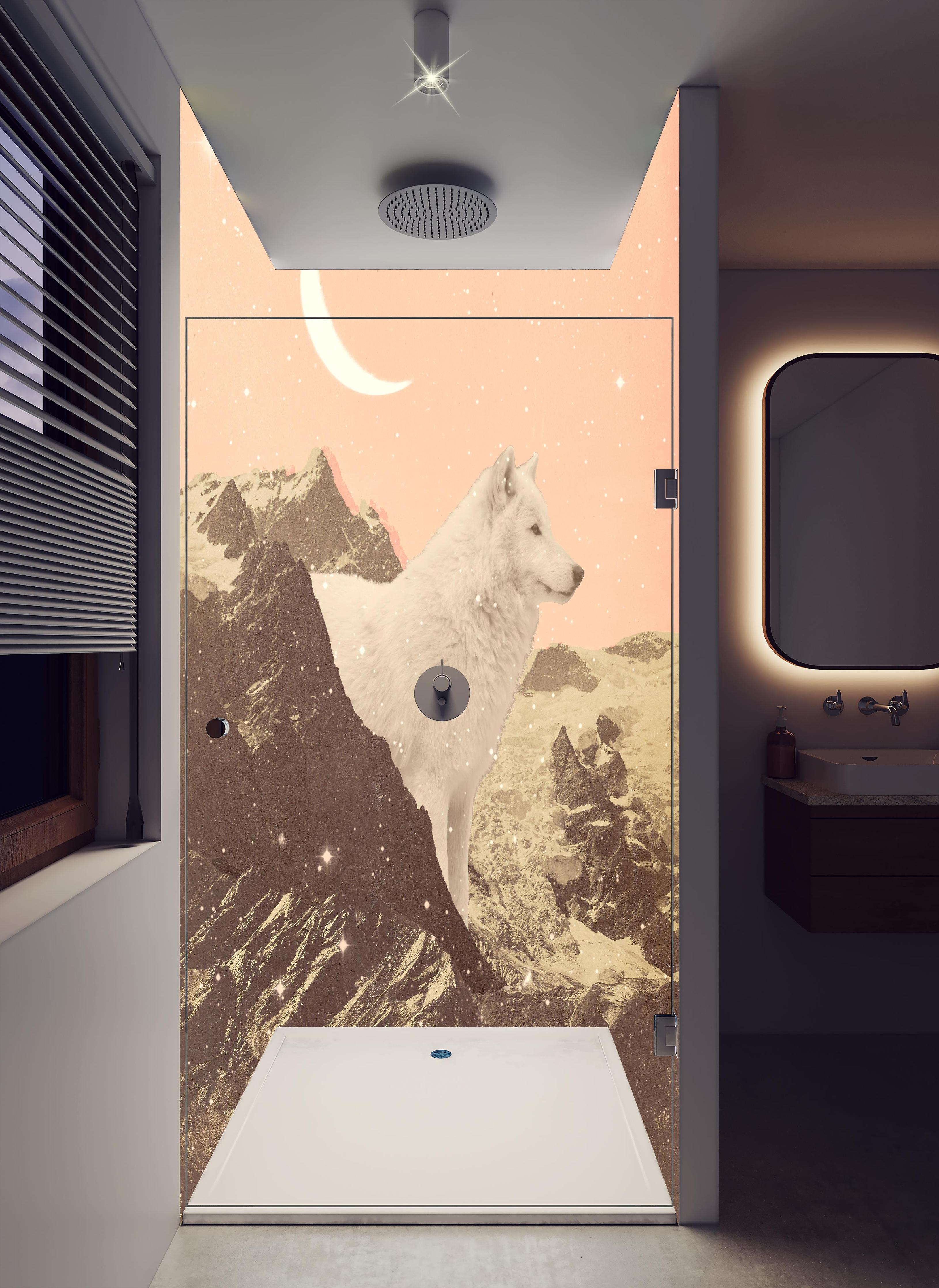 Duschrückwand - Mythischer weißer Wolf mit Bergkulisse in hellem Badezimmer mit Regenduschkopf - zweiteilige Eck-Duschrückwand