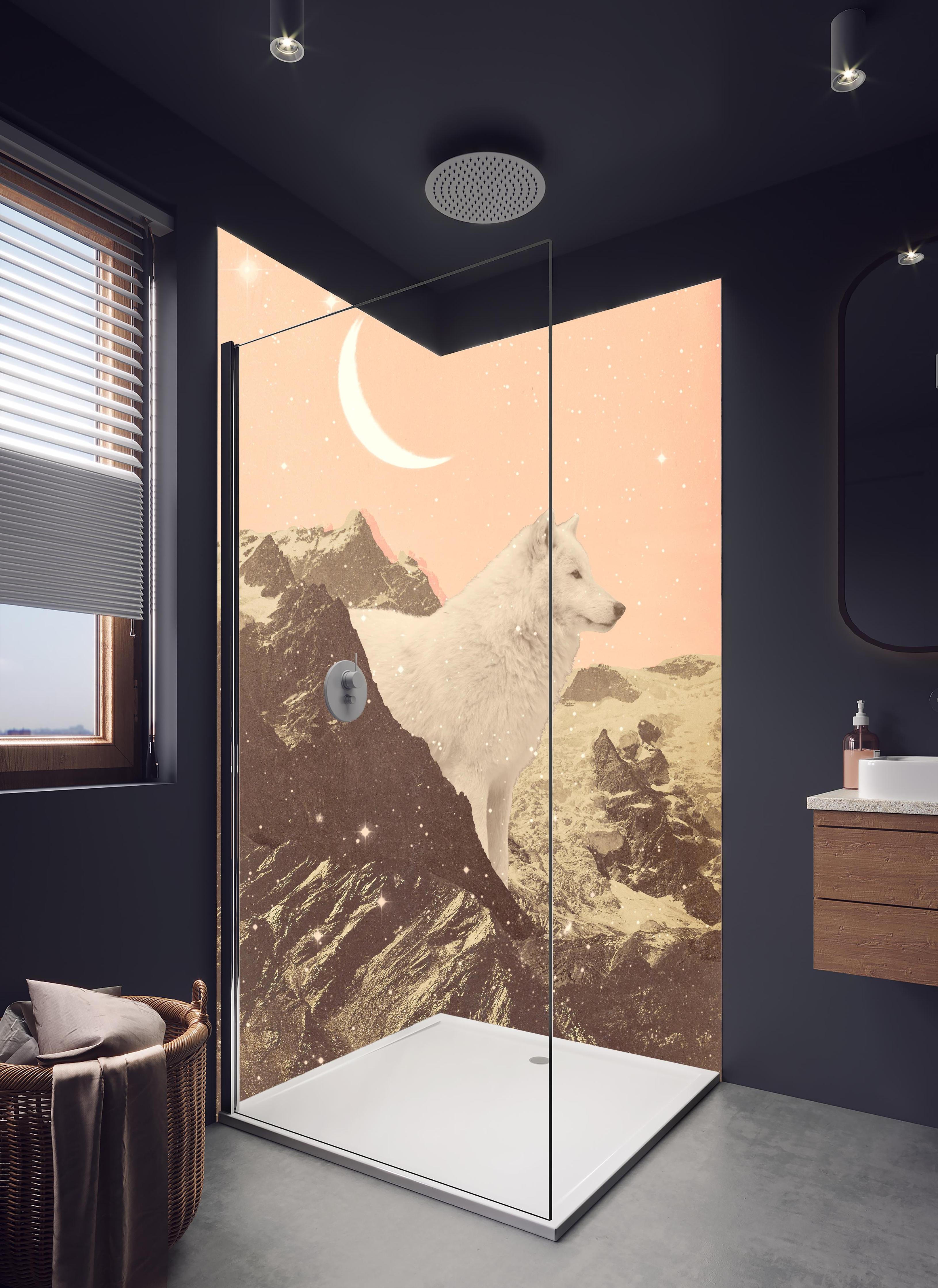 Duschrückwand - Mythischer weißer Wolf mit Bergkulisse in hellem Badezimmer mit Regenduschkopf - zweiteilige Eck-Duschrückwand