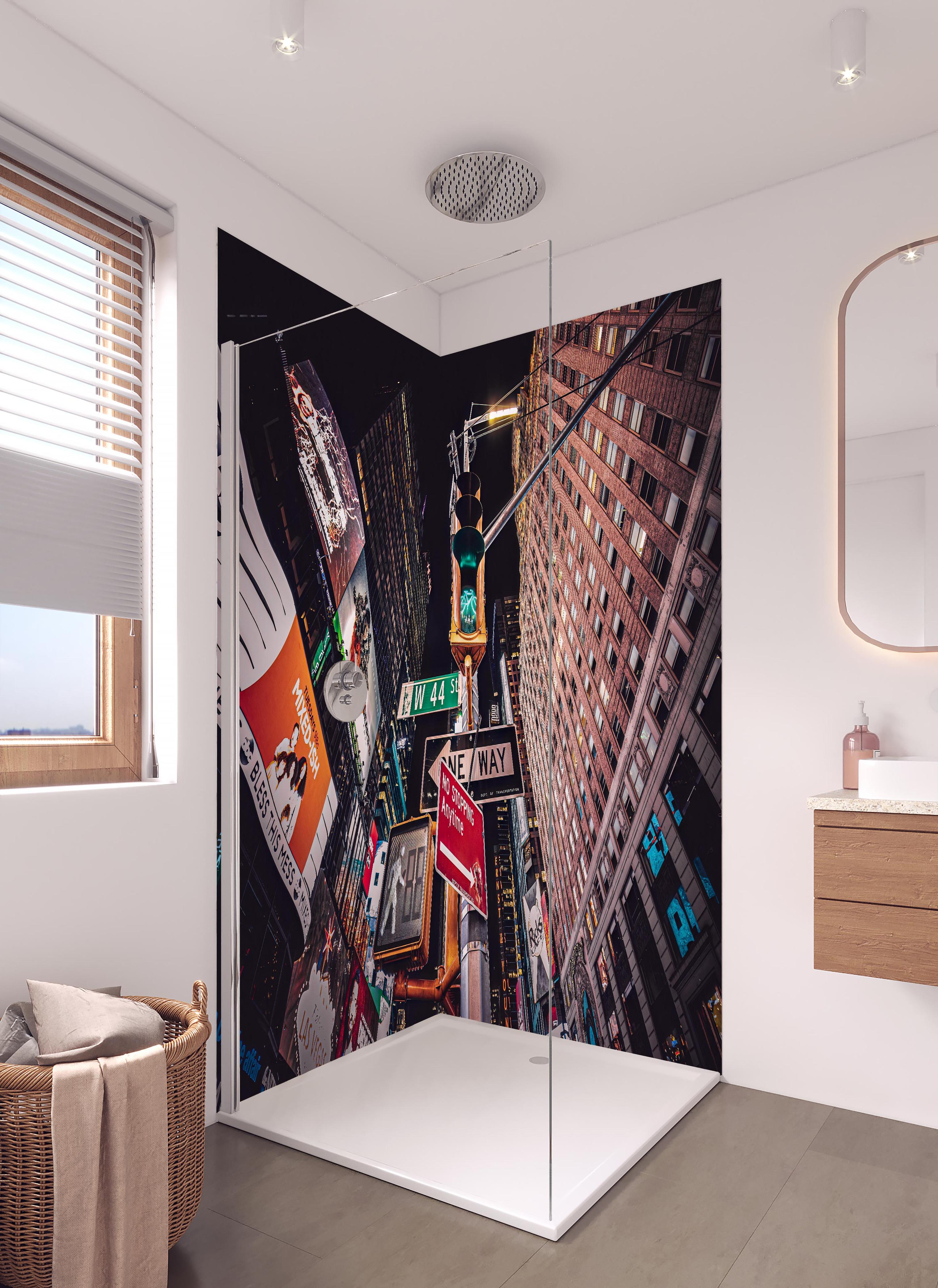 Duschrückwand - NYC Nächte in hellem Badezimmer mit Regenduschkopf - zweiteilige Eck-Duschrückwand
