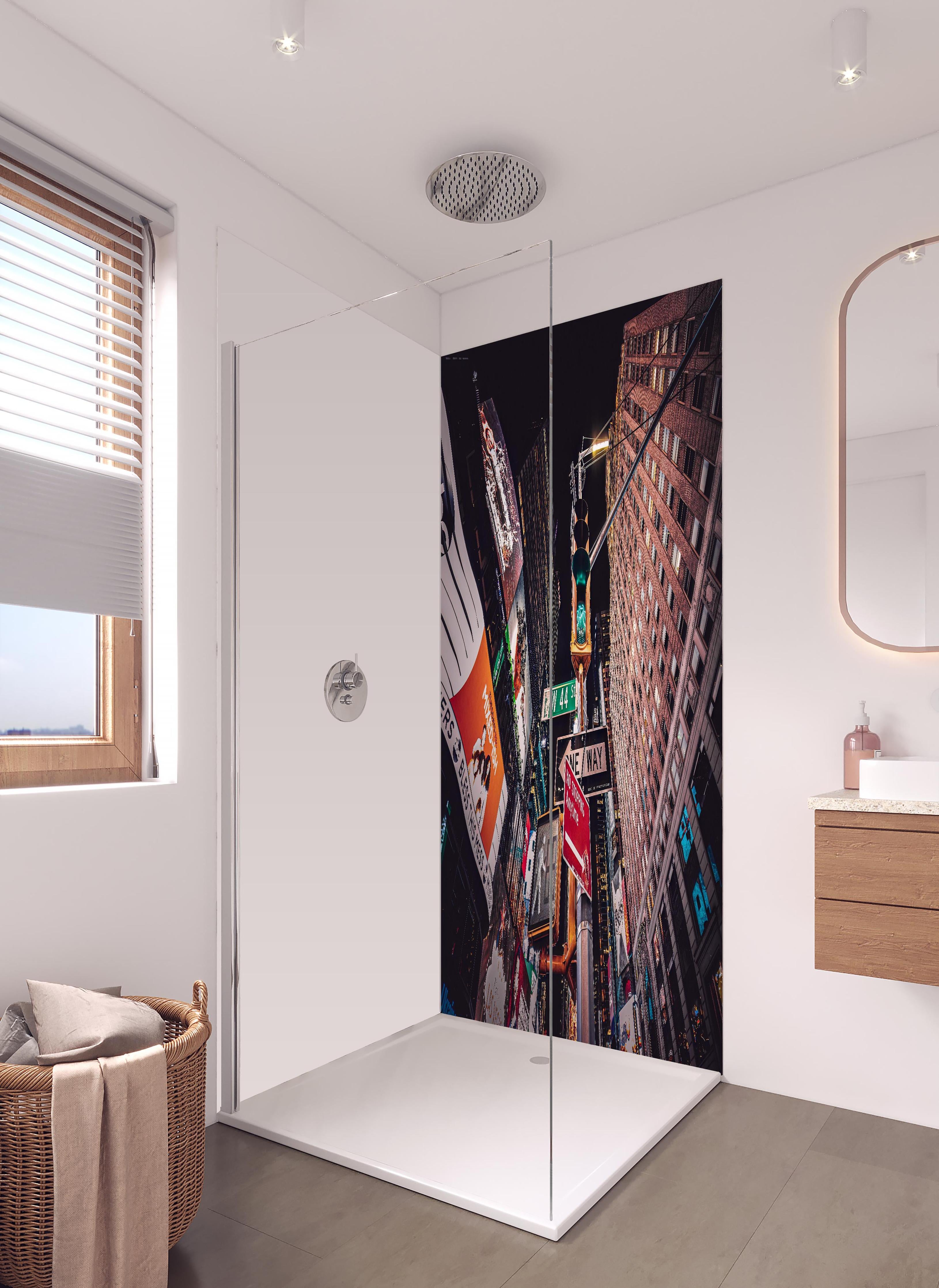 Duschrückwand - NYC Nächte in hellem Badezimmer mit Regenduschkopf - zweiteilige Eck-Duschrückwand