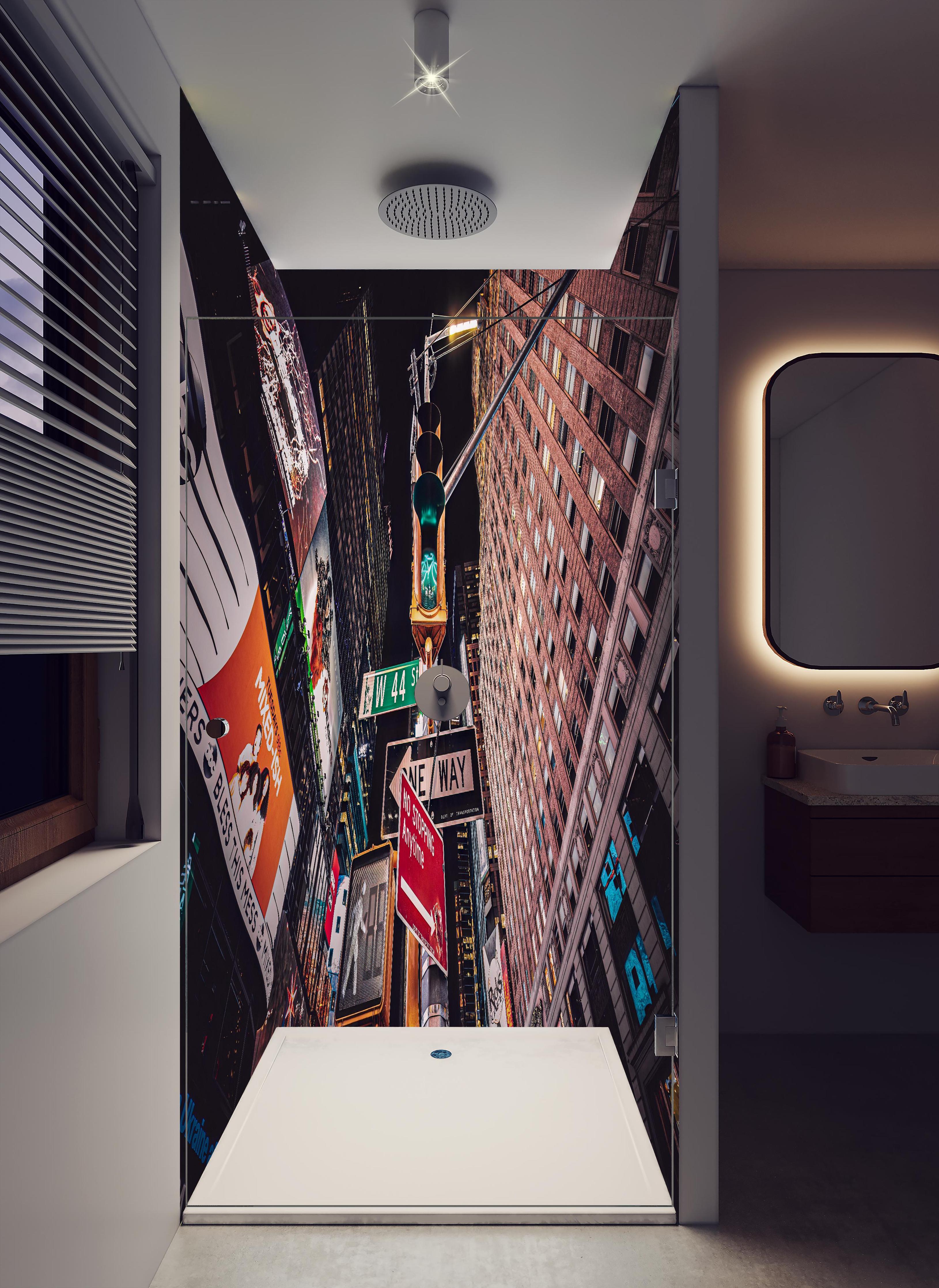 Duschrückwand - NYC Nächte in hellem Badezimmer mit Regenduschkopf - zweiteilige Eck-Duschrückwand