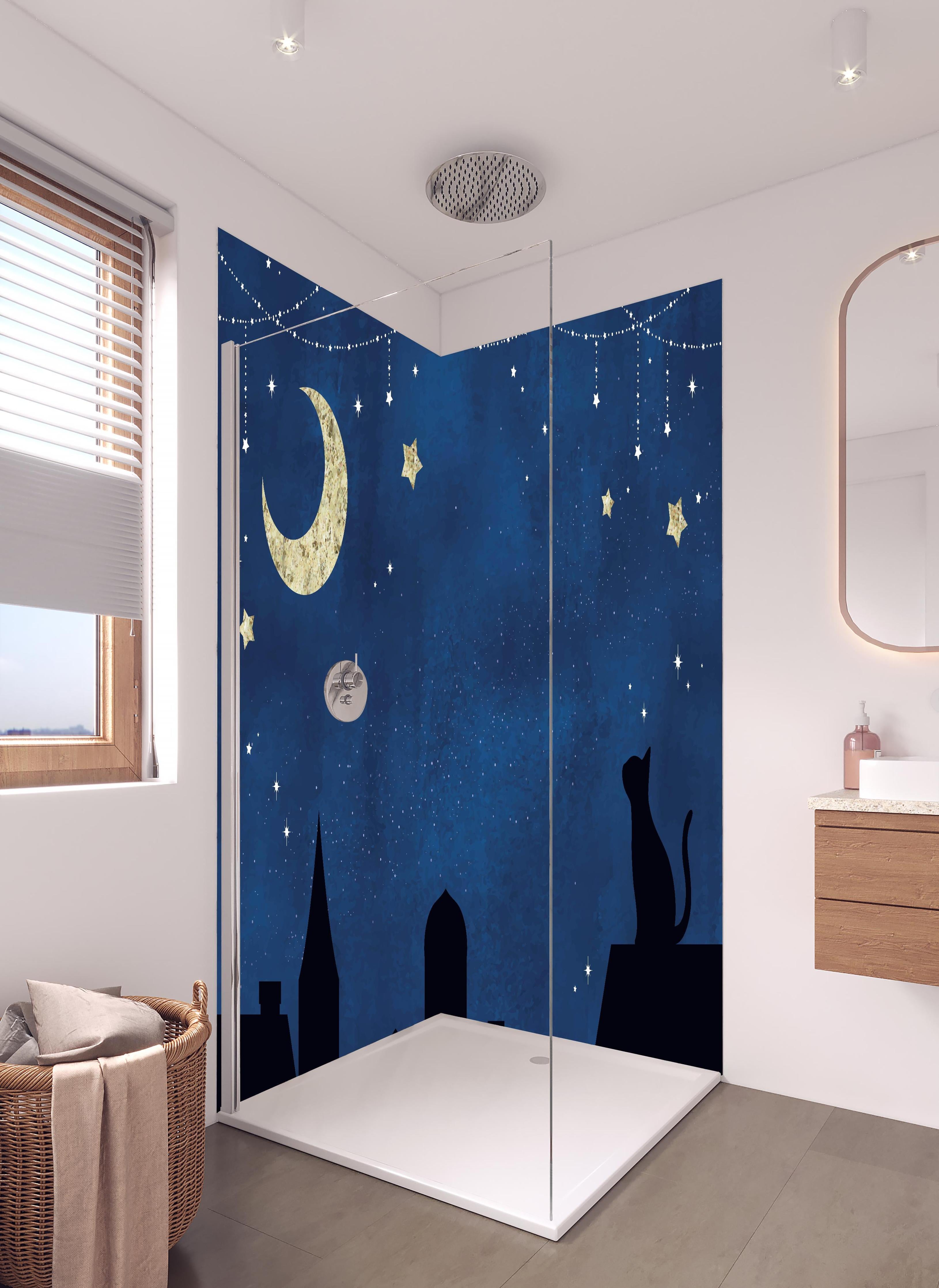 Duschrückwand - Nächtlicher Sternenhimmel mit Katze in hellem Badezimmer mit Regenduschkopf - zweiteilige Eck-Duschrückwand