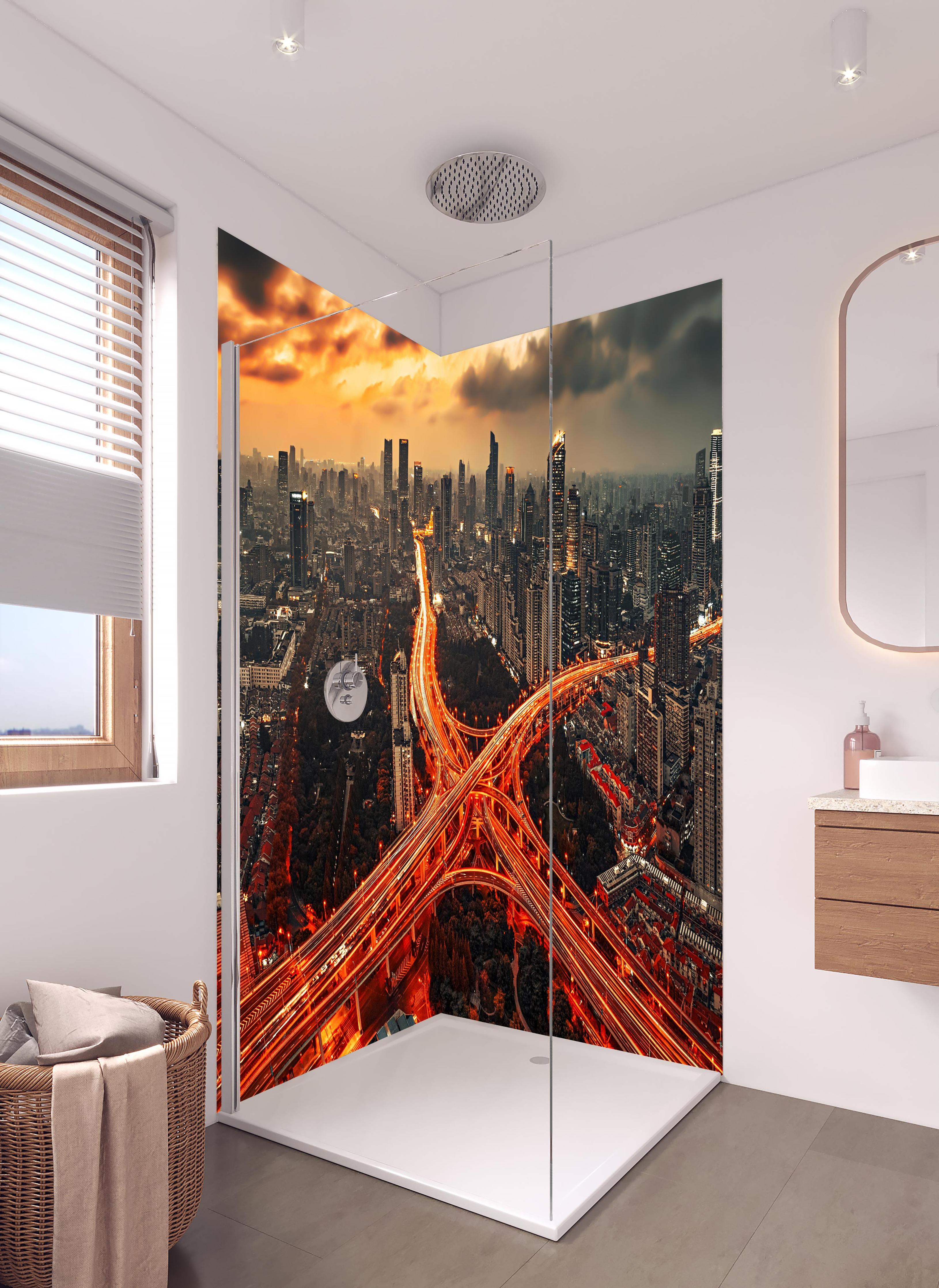 Duschrückwand - Nächtliches Stadtbild - Shanghai, China in hellem Badezimmer mit Regenduschkopf - zweiteilige Eck-Duschrückwand