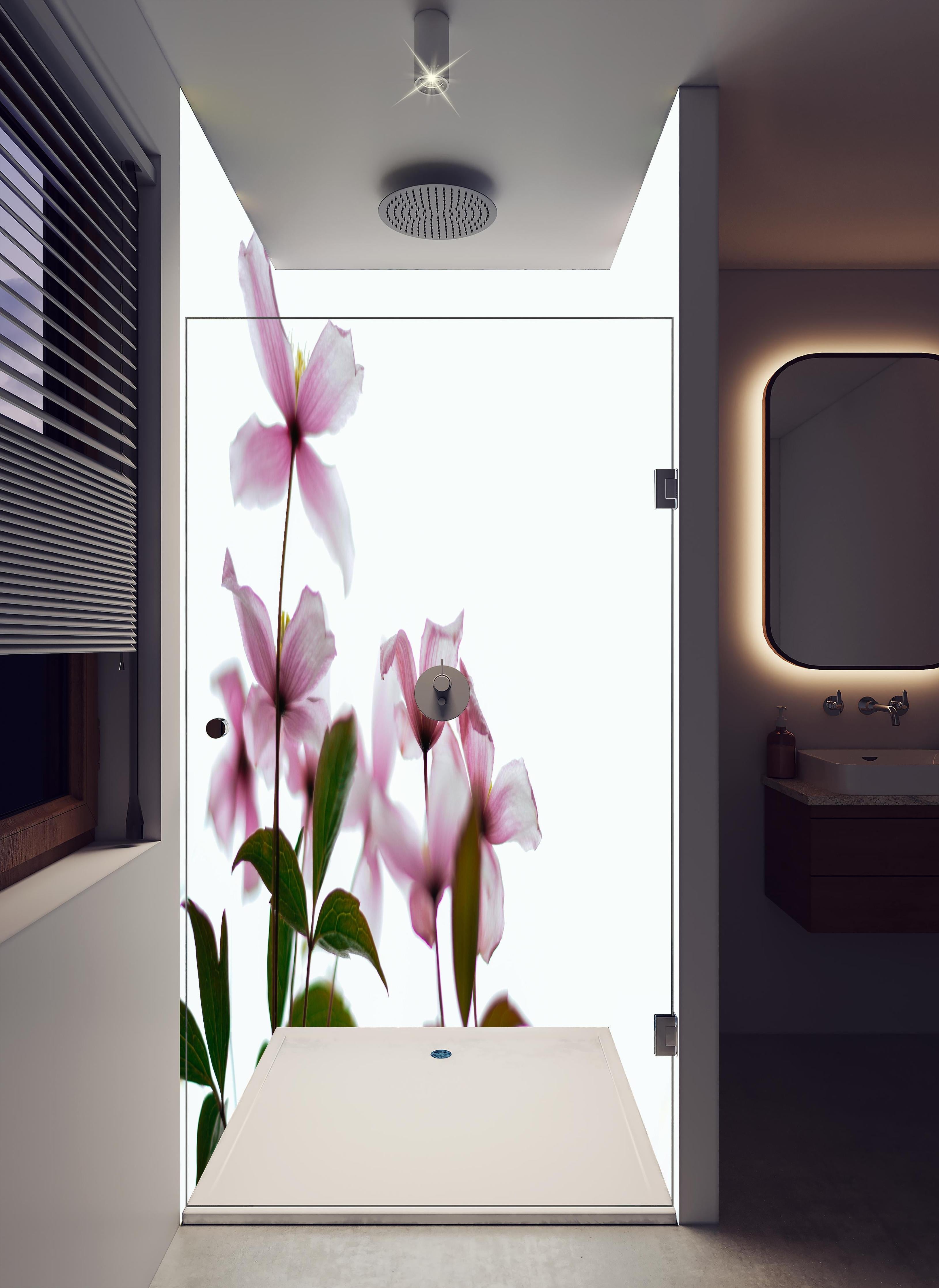 Duschrückwand - Nahaufnahme - Clematis Blüten in hellem Badezimmer mit Regenduschkopf - zweiteilige Eck-Duschrückwand
