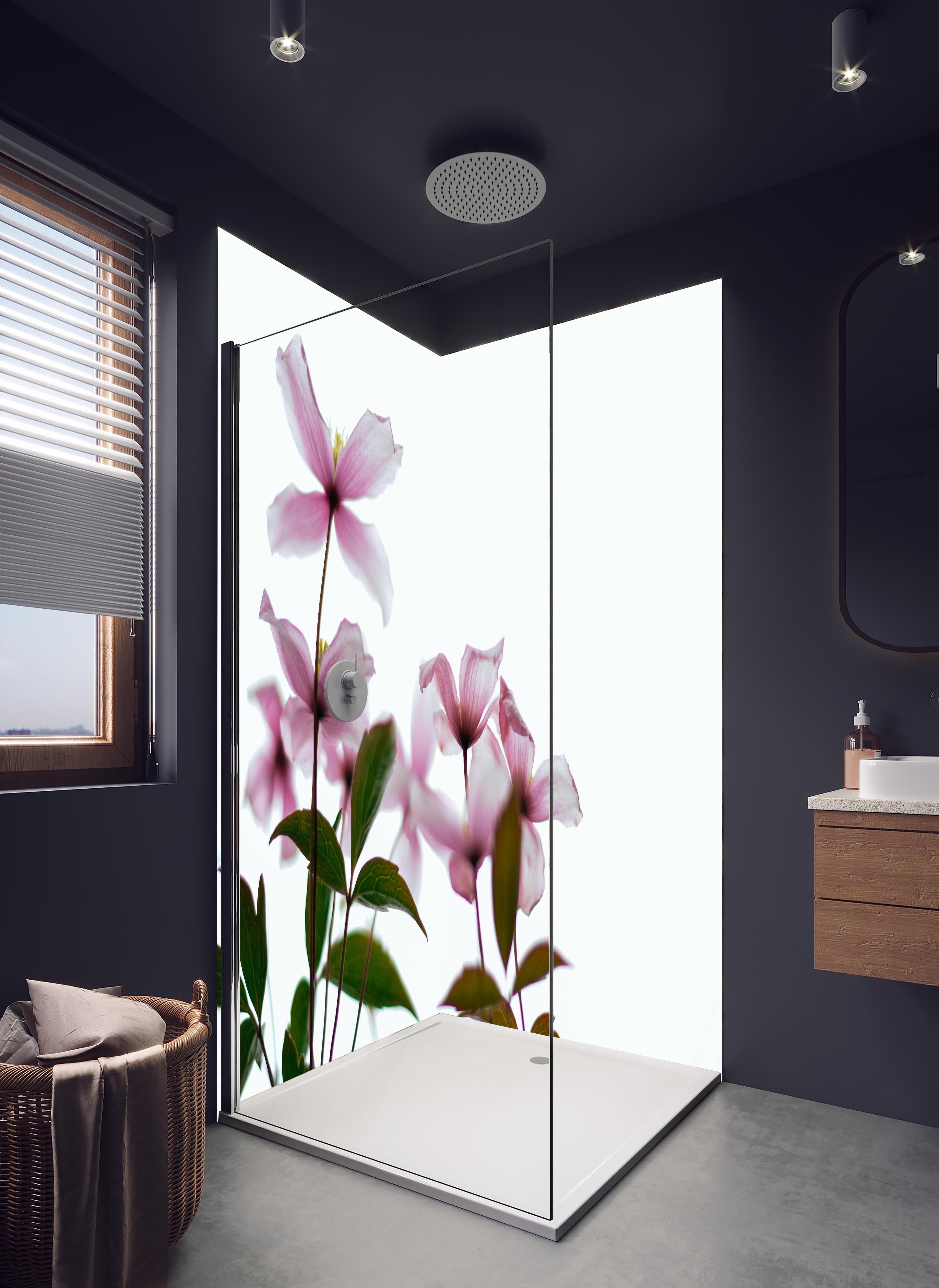 Duschrückwand - Nahaufnahme - Clematis Blüten in hellem Badezimmer mit Regenduschkopf - zweiteilige Eck-Duschrückwand