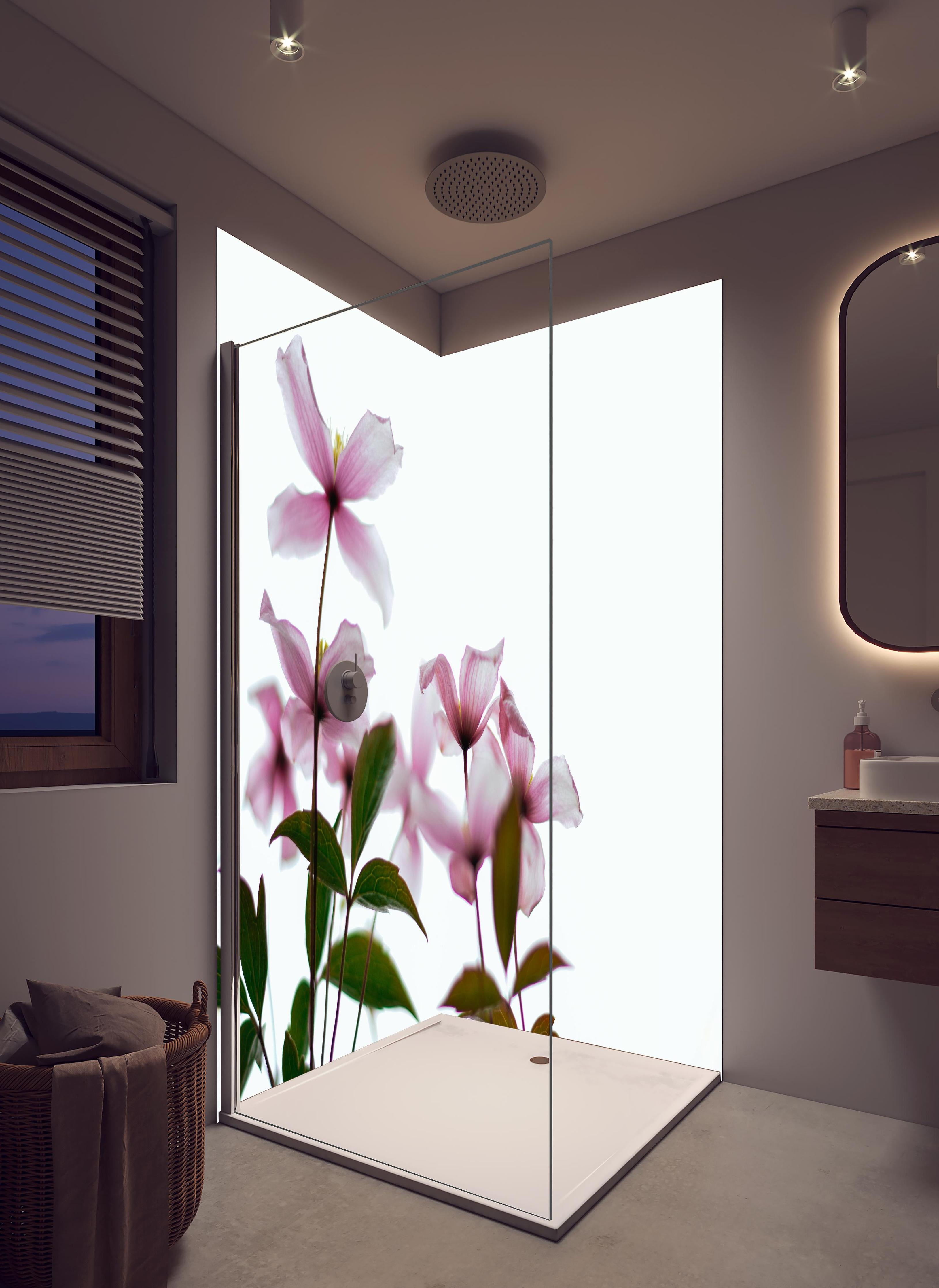 Duschrückwand - Nahaufnahme - Clematis Blüten in hellem Badezimmer mit Regenduschkopf - zweiteilige Eck-Duschrückwand