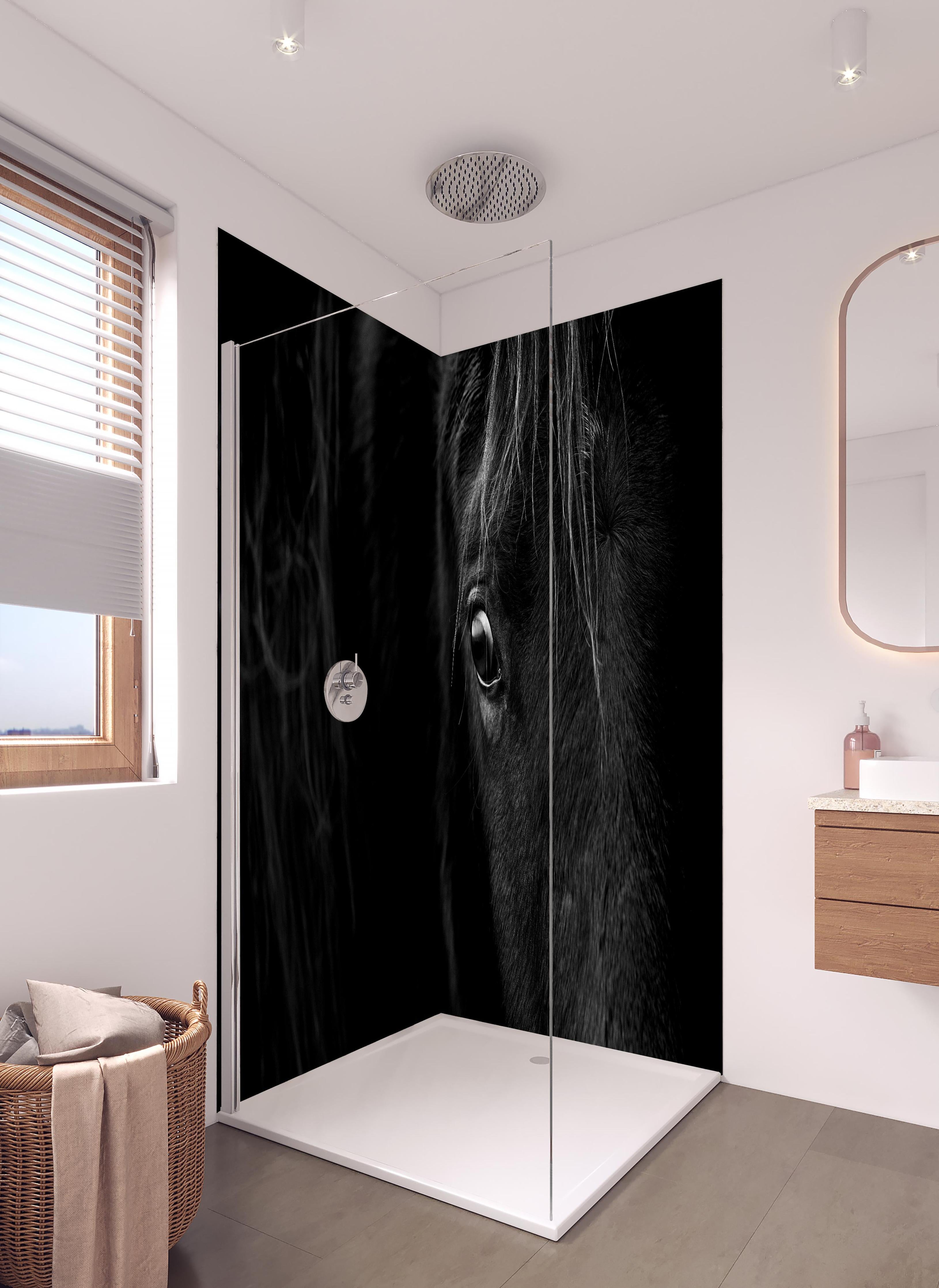 Duschrückwand - Nahaufnahme - Pferdekopf in hellem Badezimmer mit Regenduschkopf - zweiteilige Eck-Duschrückwand
