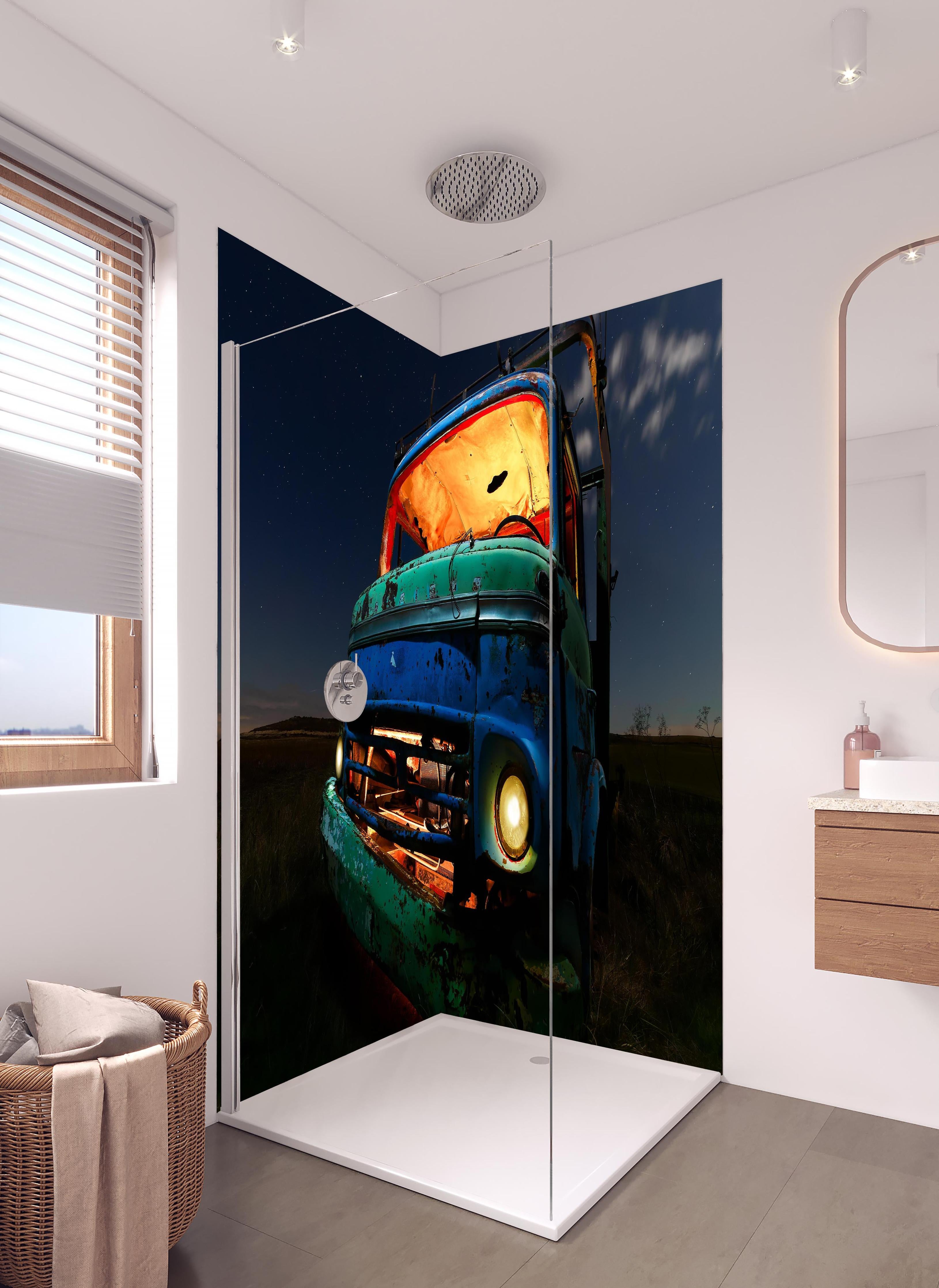 Duschrückwand - Nahaufnahme - Rostiger Lastkraftwagen in hellem Badezimmer mit Regenduschkopf - zweiteilige Eck-Duschrückwand