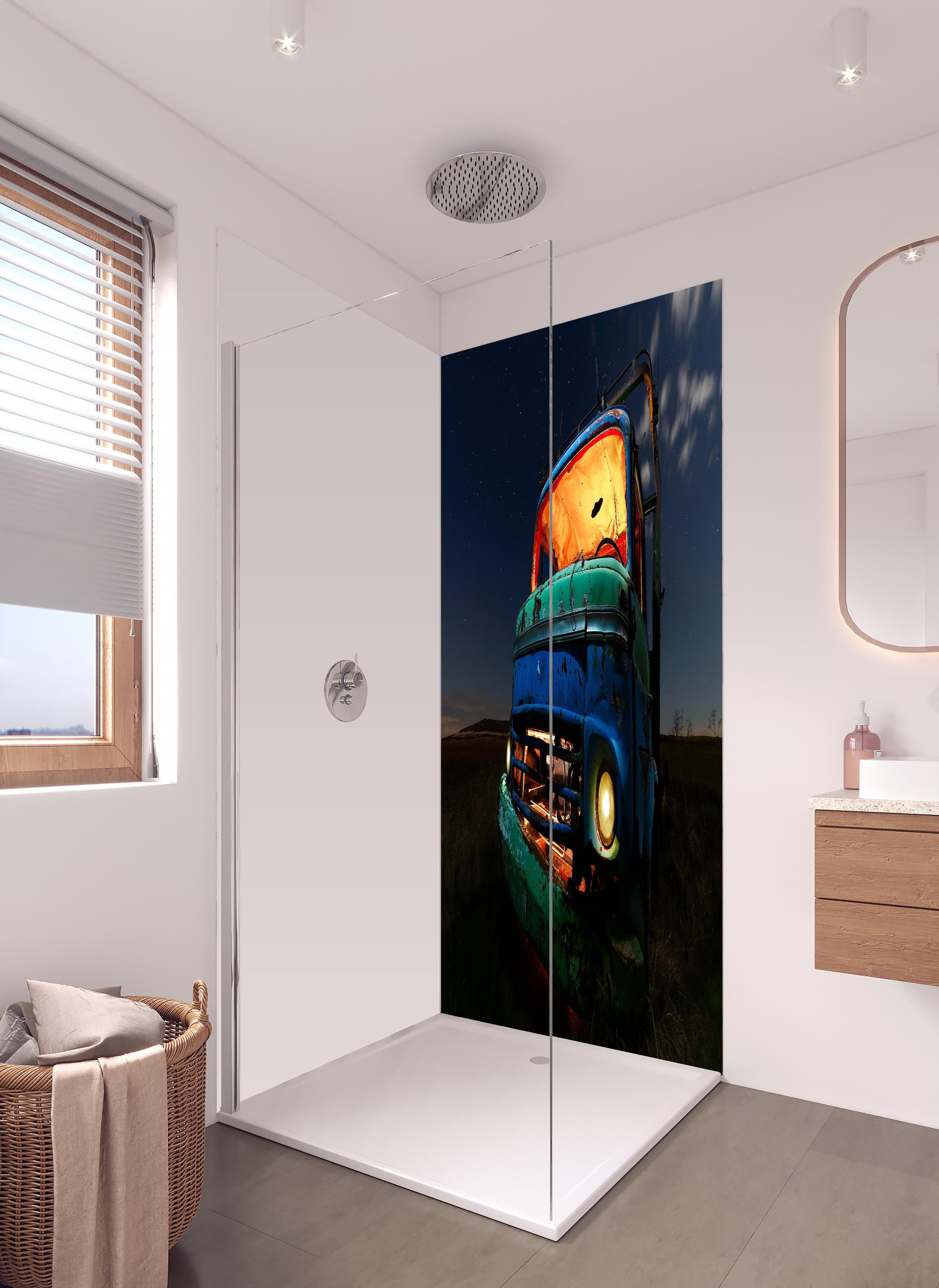 Duschrückwand - Nahaufnahme - Rostiger Lastkraftwagen in hellem Badezimmer mit Regenduschkopf - zweiteilige Eck-Duschrückwand