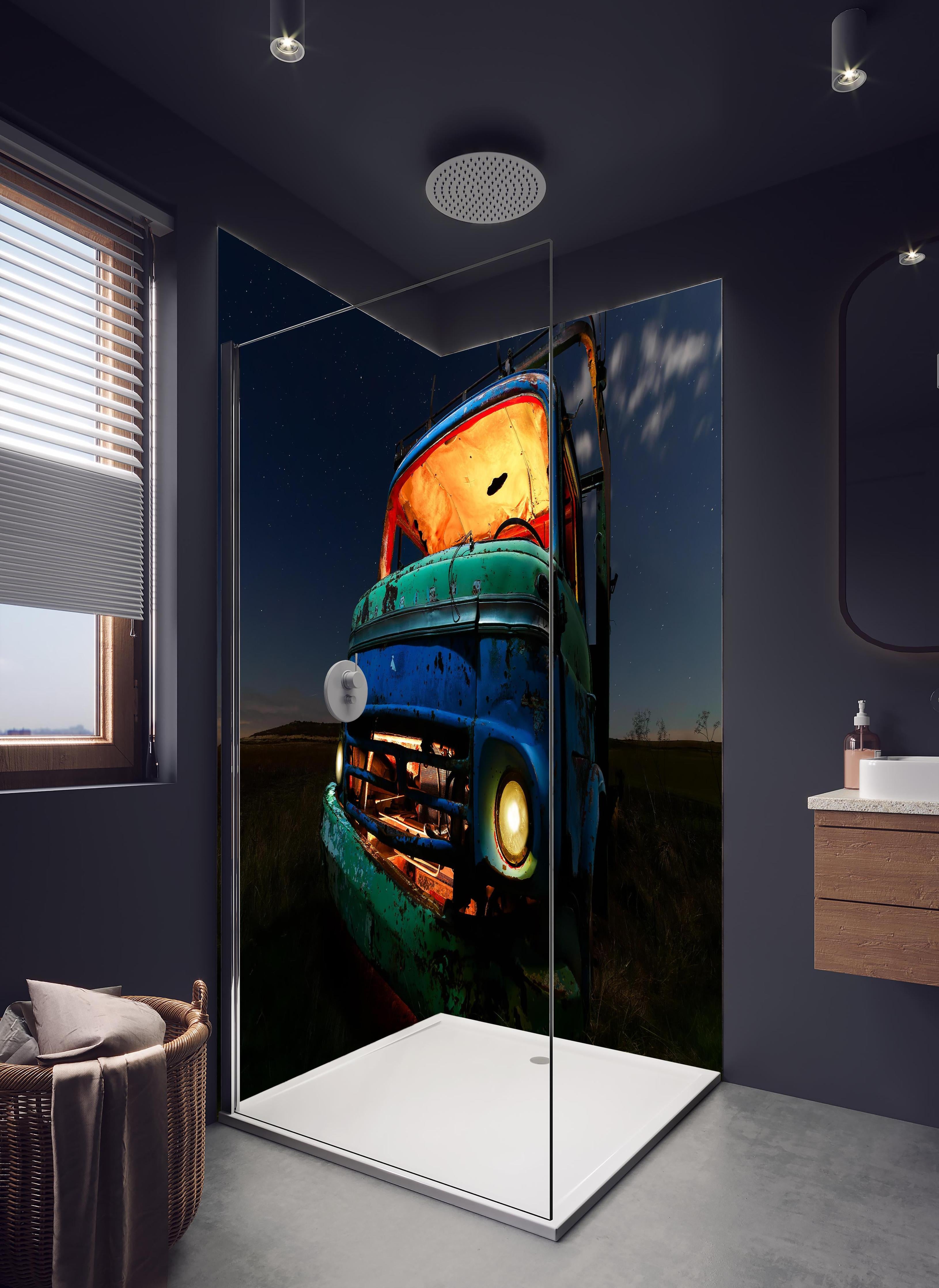 Duschrückwand - Nahaufnahme - Rostiger Lastkraftwagen in hellem Badezimmer mit Regenduschkopf - zweiteilige Eck-Duschrückwand