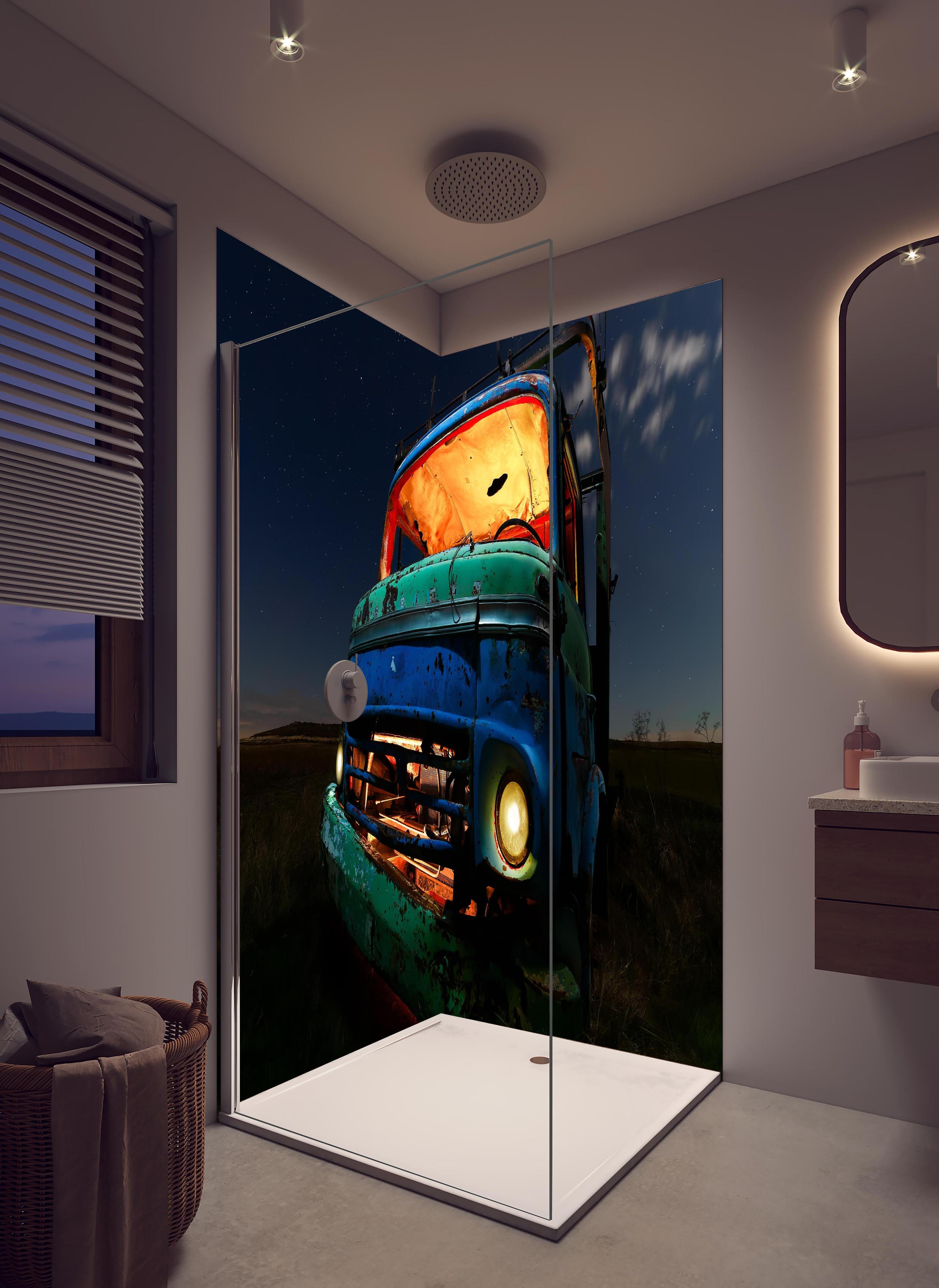 Duschrückwand - Nahaufnahme - Rostiger Lastkraftwagen in hellem Badezimmer mit Regenduschkopf - zweiteilige Eck-Duschrückwand