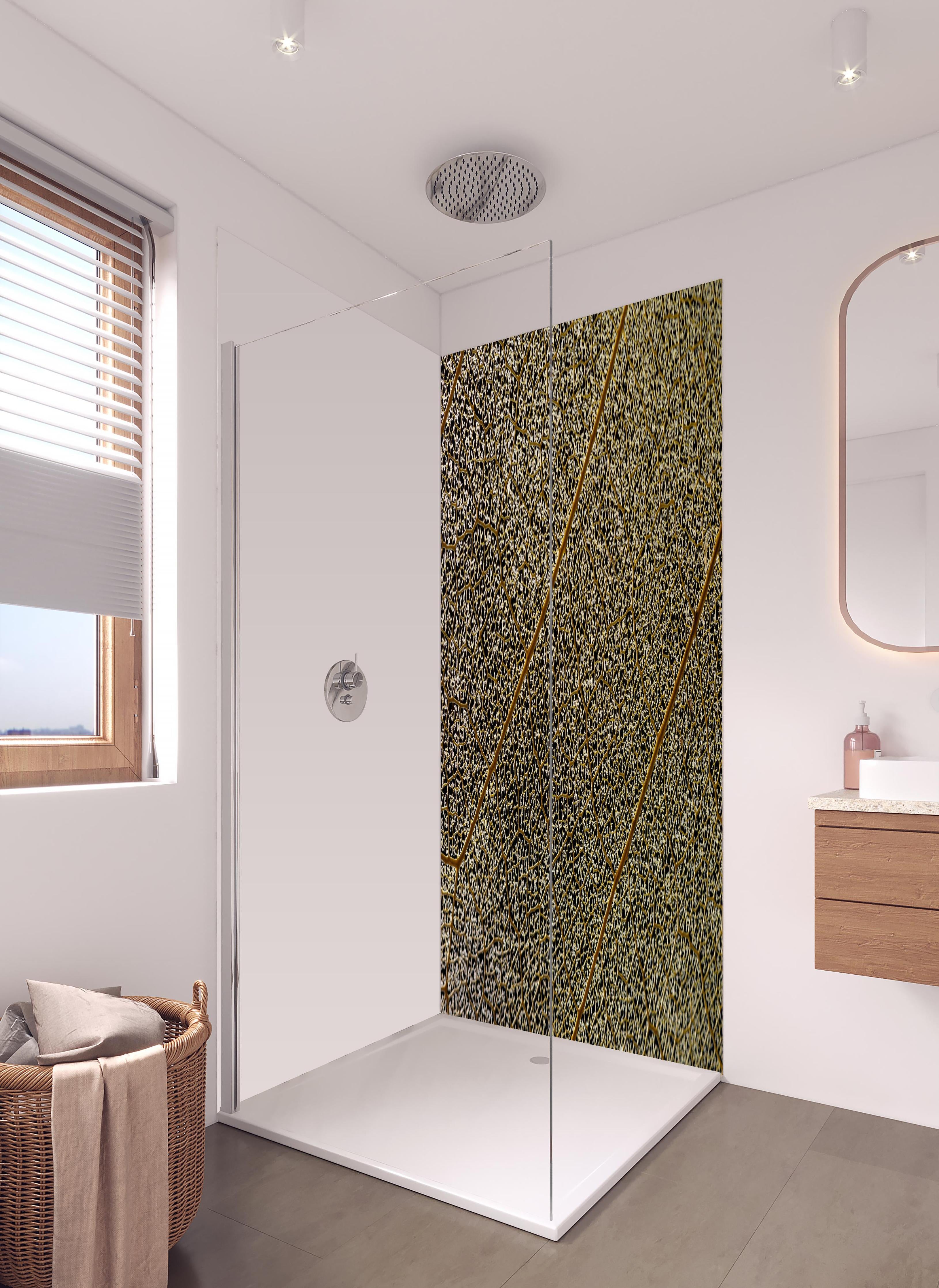 Duschrückwand - Nahaufnahme Blattstruktur mit Adern in hellem Badezimmer mit Regenduschkopf - zweiteilige Eck-Duschrückwand