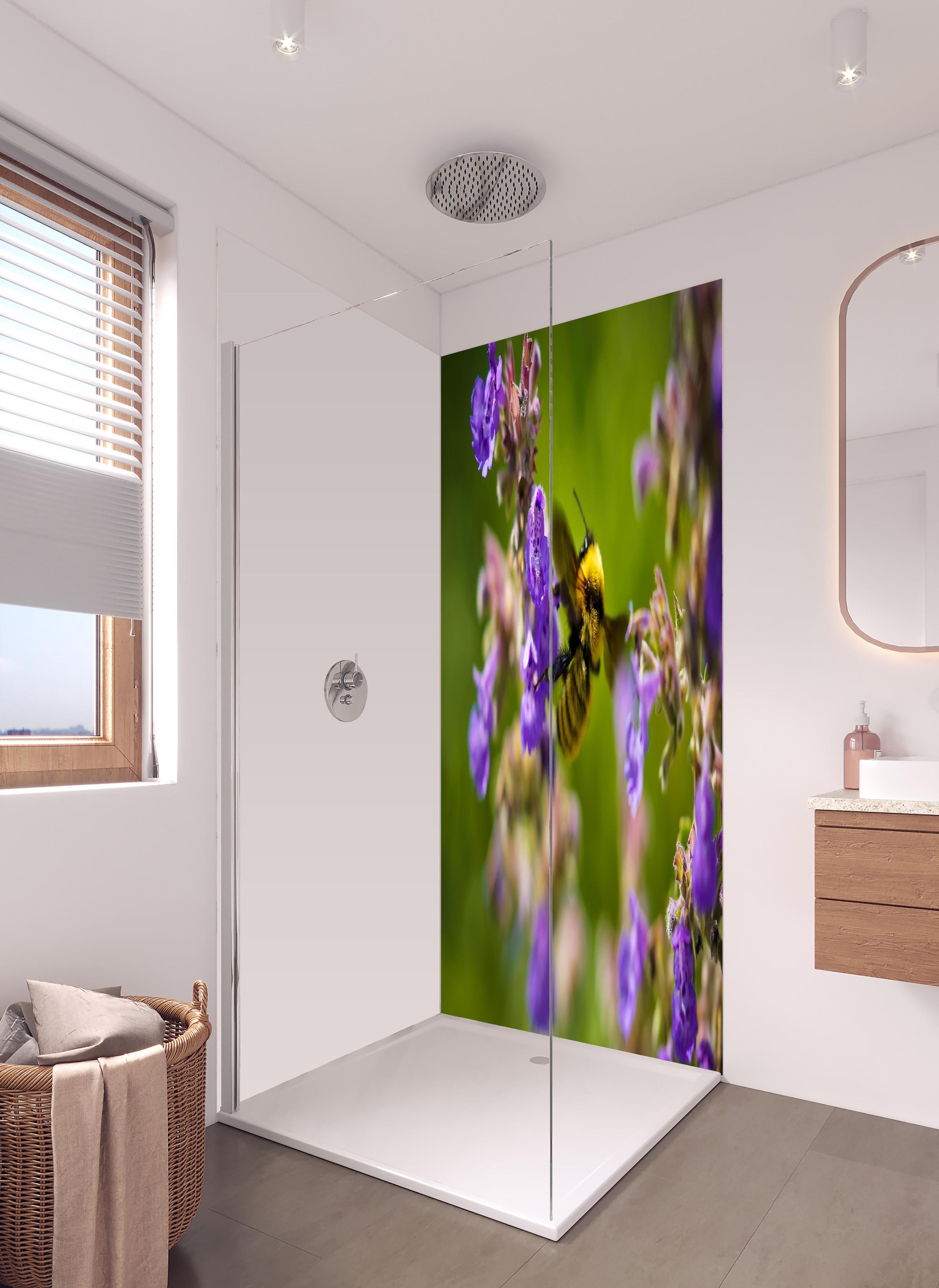 Duschrückwand - Nahaufnahme einer Honigbiene in hellem Badezimmer mit Regenduschkopf - zweiteilige Eck-Duschrückwand