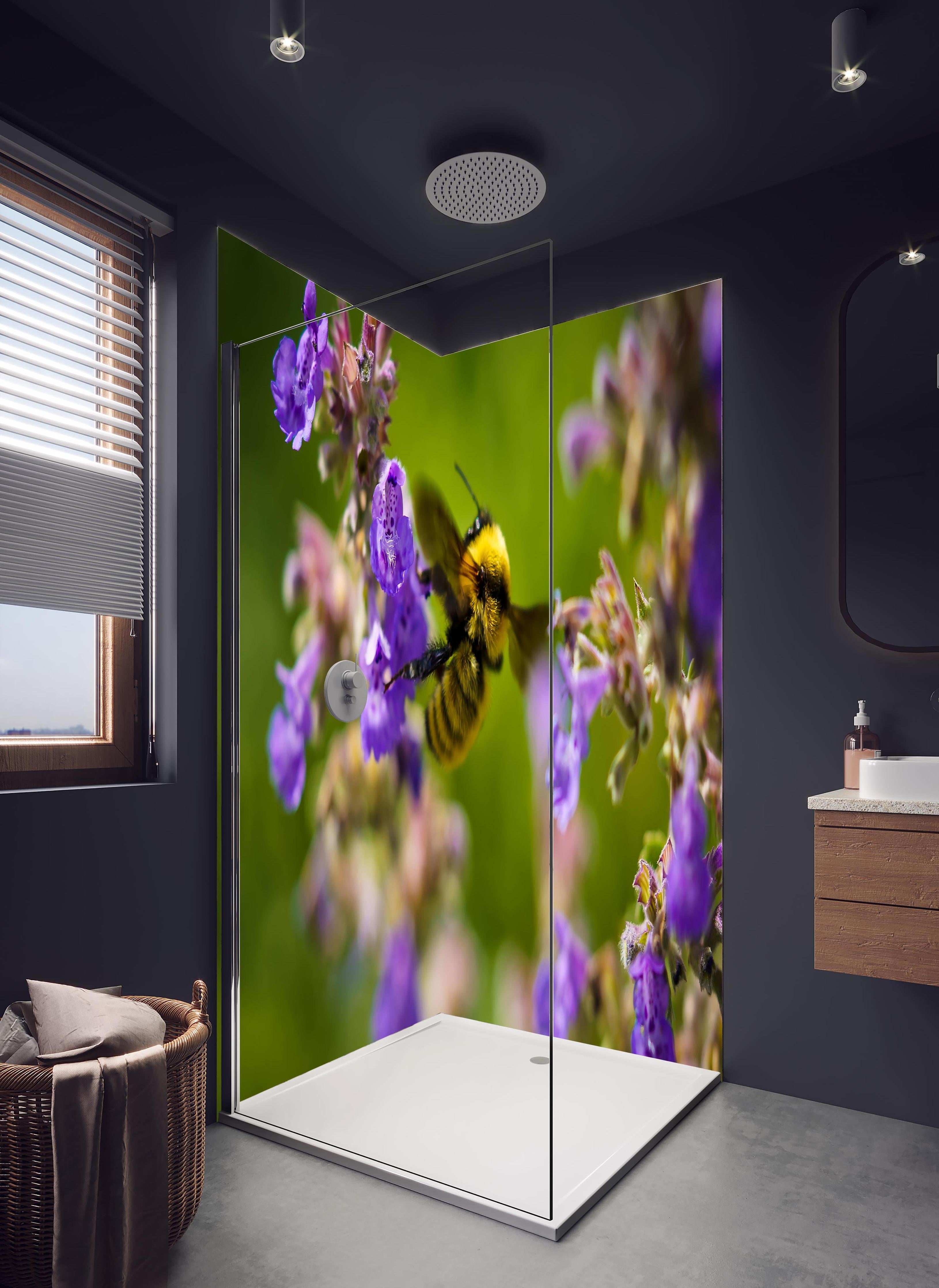 Duschrückwand - Nahaufnahme einer Honigbiene in hellem Badezimmer mit Regenduschkopf - zweiteilige Eck-Duschrückwand