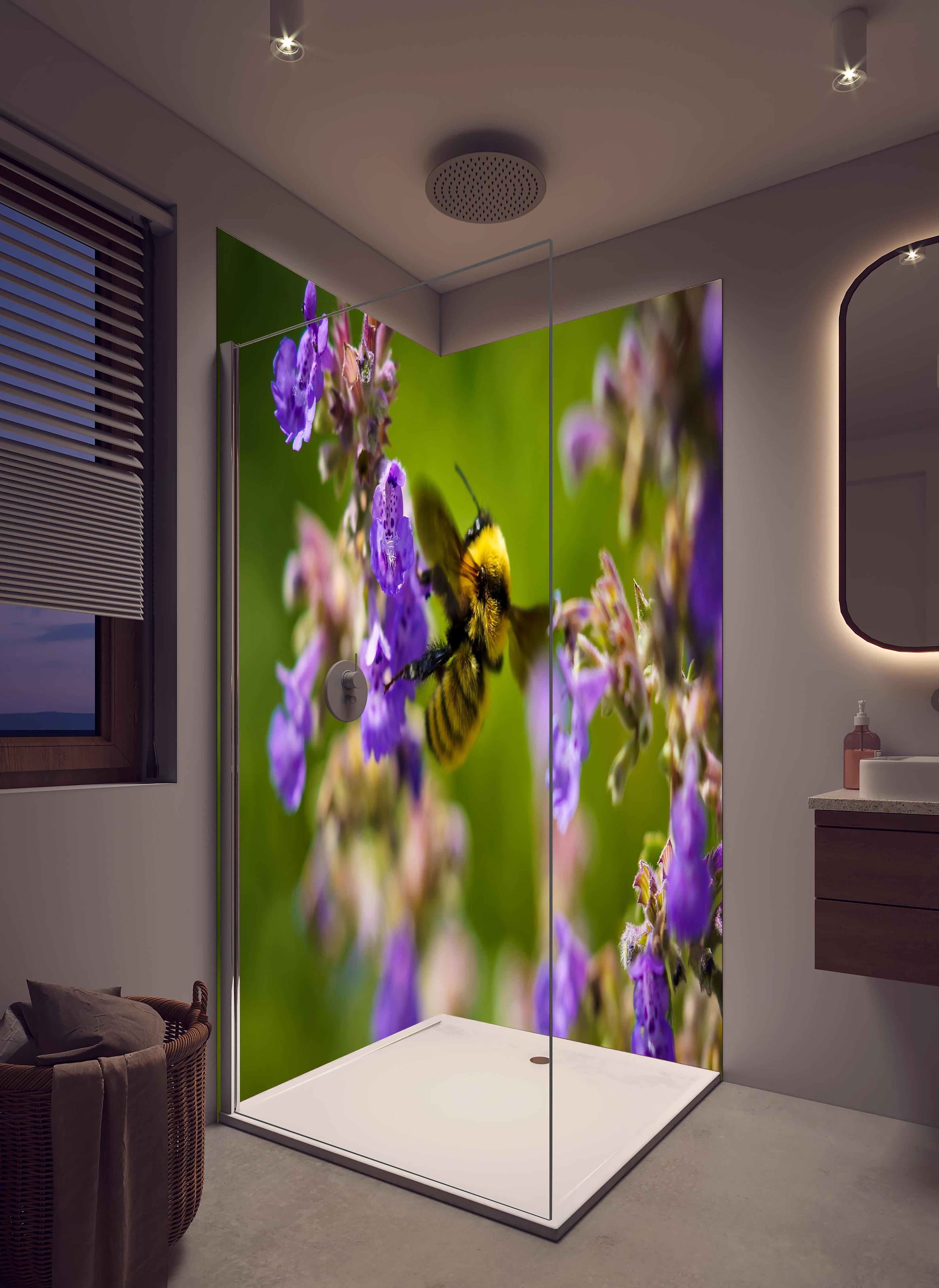 Duschrückwand - Nahaufnahme einer Honigbiene in hellem Badezimmer mit Regenduschkopf - zweiteilige Eck-Duschrückwand