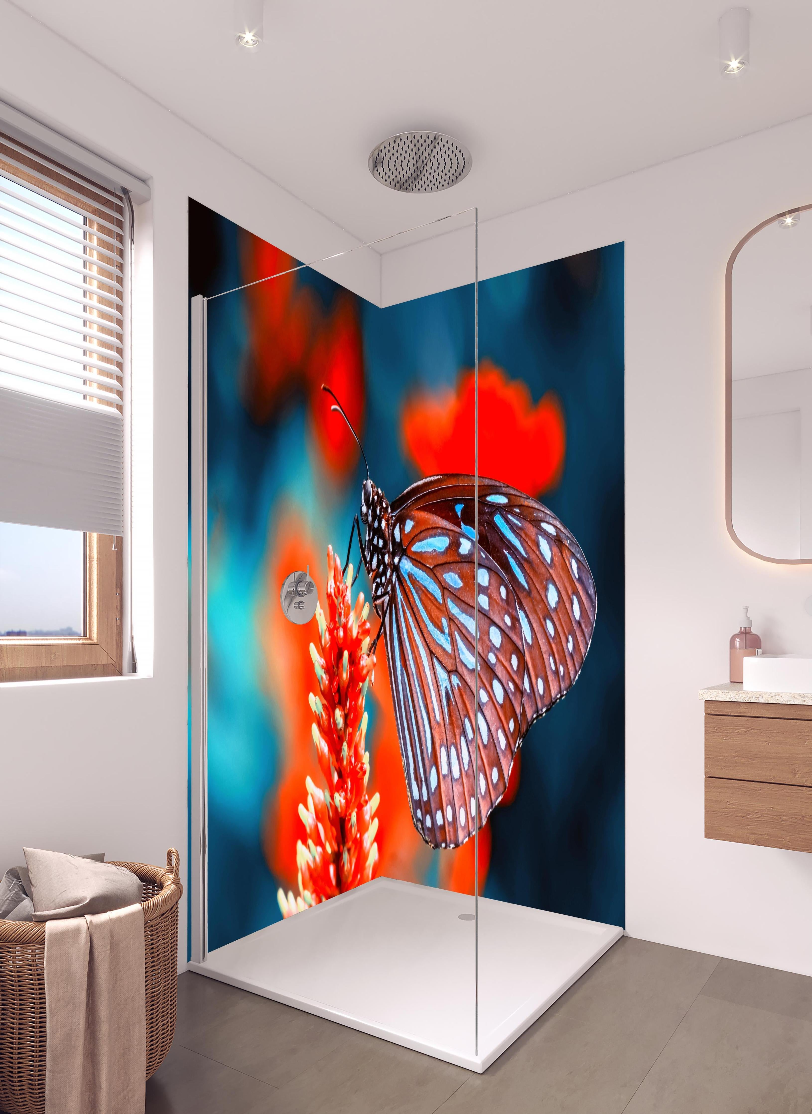 Duschrückwand - Nahaufnahme eines bezaubernden Schmetterlings in hellem Badezimmer mit Regenduschkopf - zweiteilige Eck-Duschrückwand