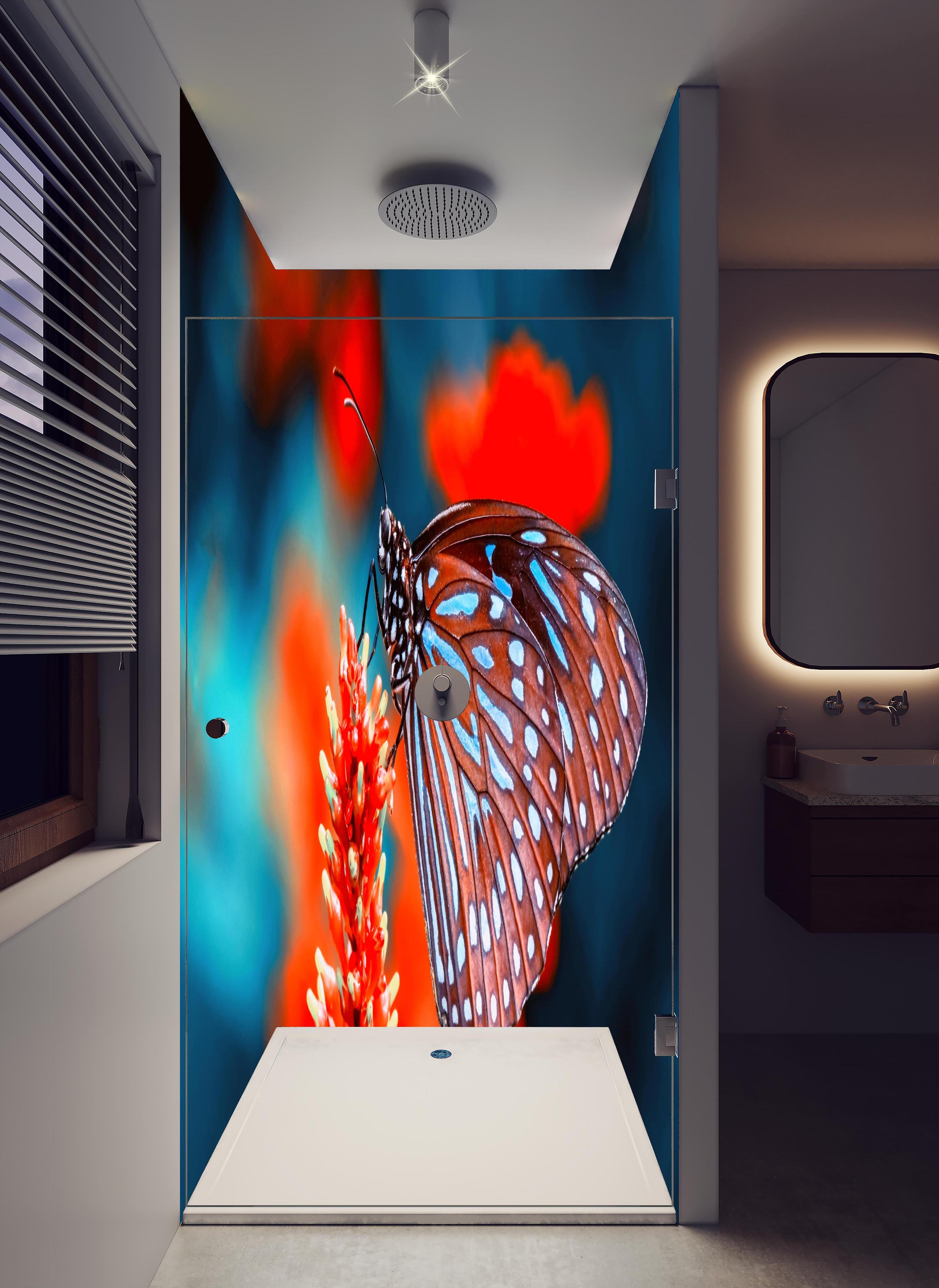 Duschrückwand - Nahaufnahme eines bezaubernden Schmetterlings in hellem Badezimmer mit Regenduschkopf - zweiteilige Eck-Duschrückwand