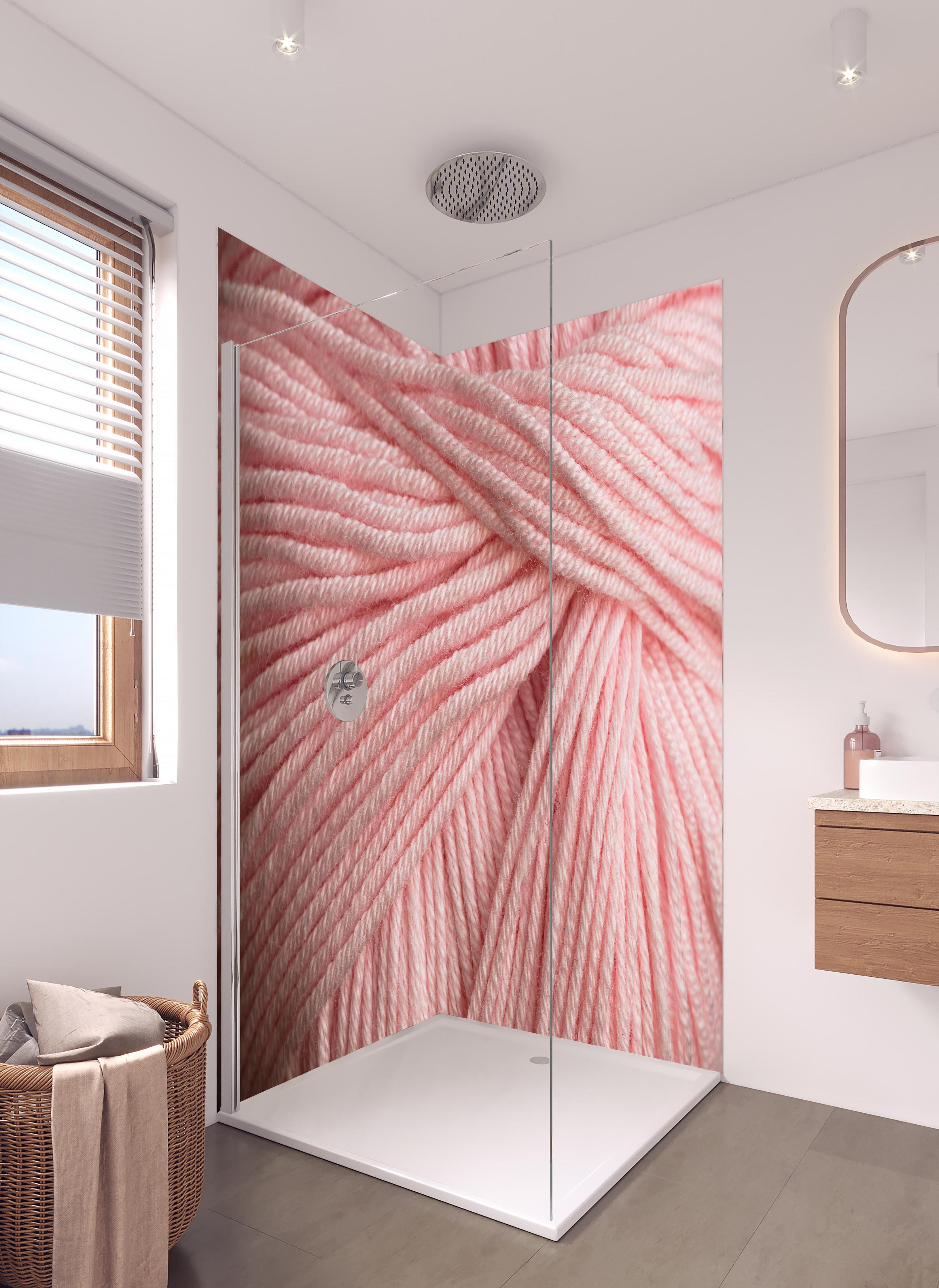 Duschrückwand - Nahaufnahme eines rosa Garnknäuels in hellem Badezimmer mit Regenduschkopf - zweiteilige Eck-Duschrückwand