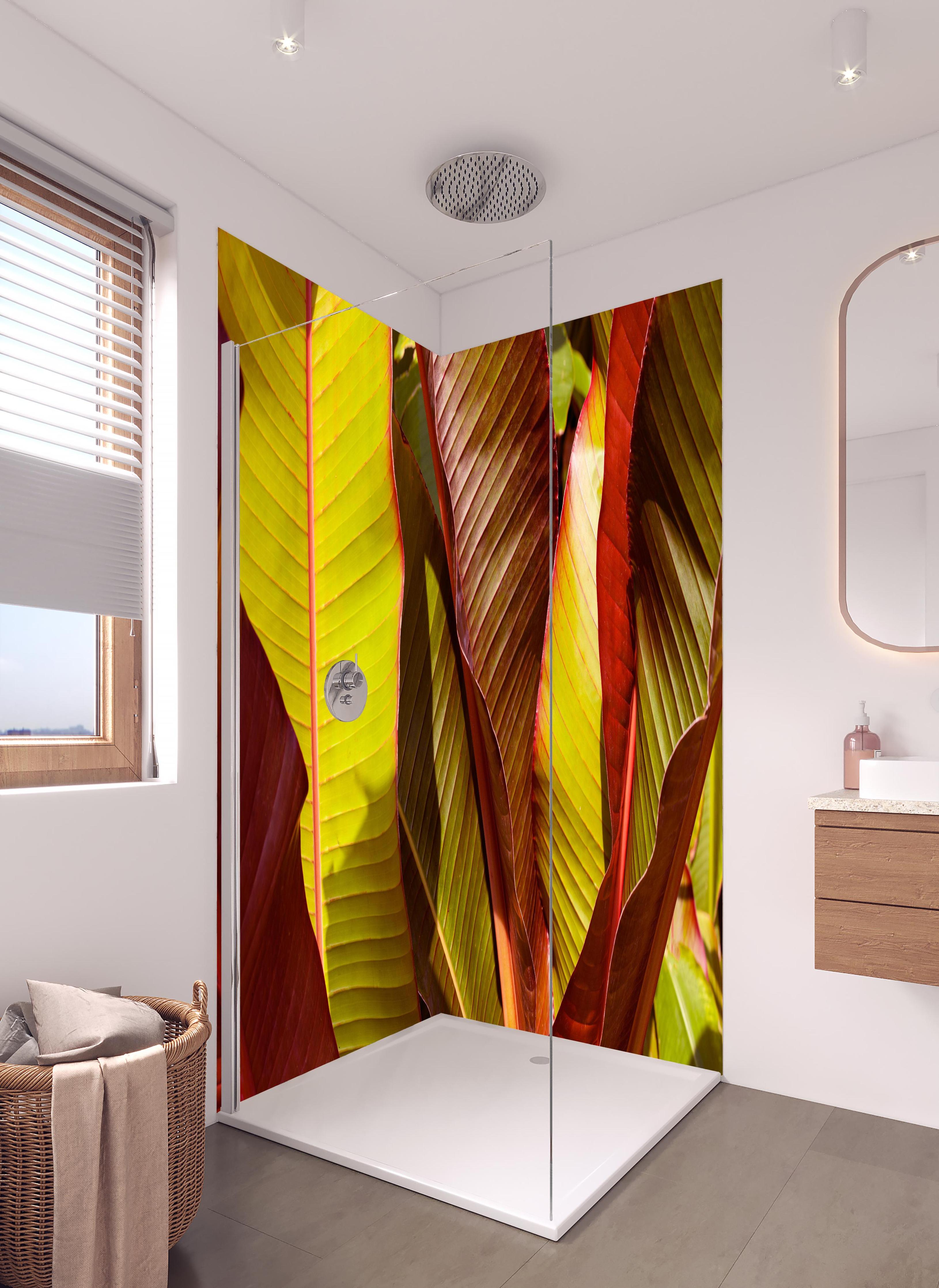 Duschrückwand - Nahaufnahme von Bananenblättern in hellem Badezimmer mit Regenduschkopf - zweiteilige Eck-Duschrückwand