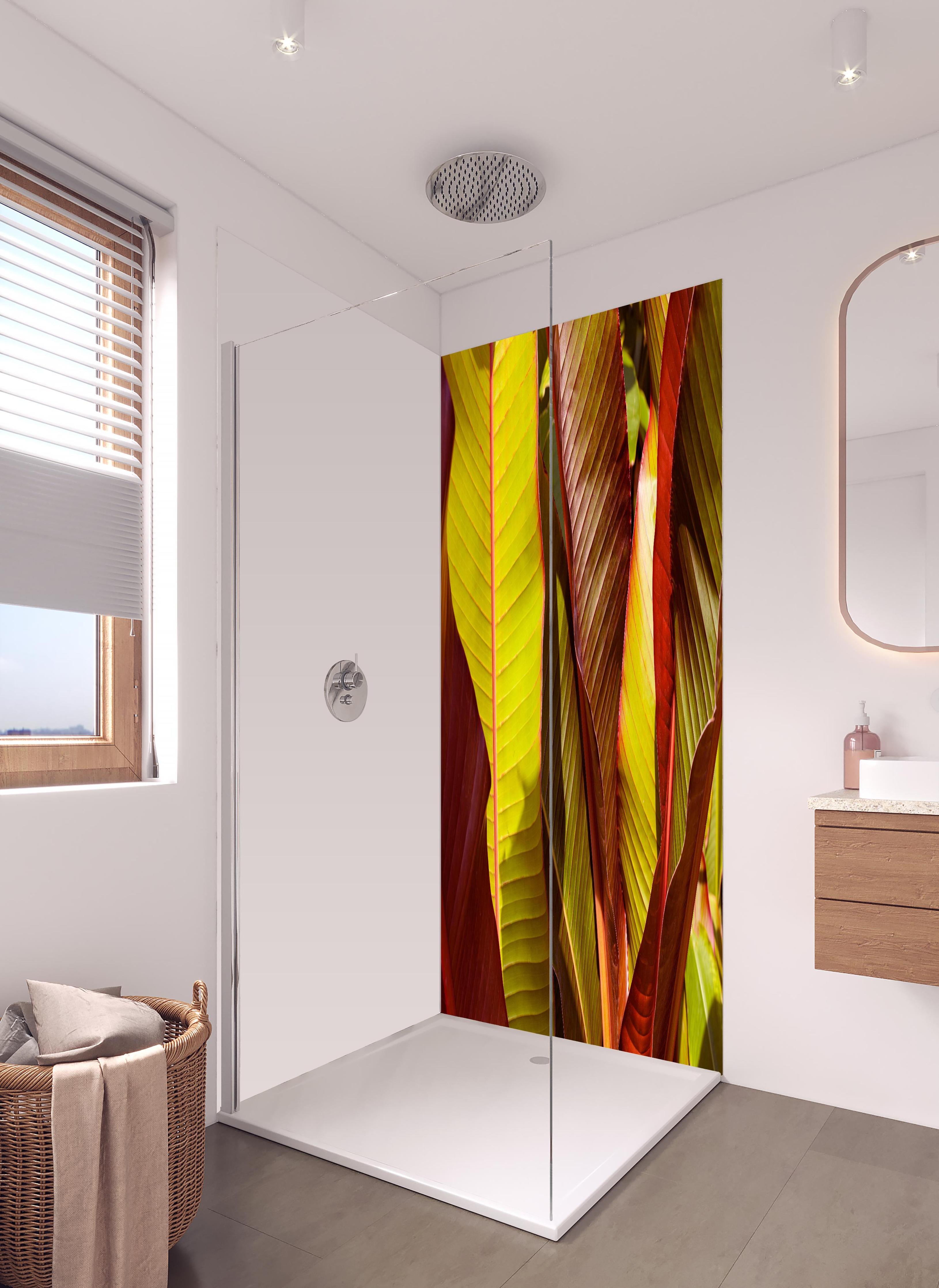 Duschrückwand - Nahaufnahme von Bananenblättern in hellem Badezimmer mit Regenduschkopf - zweiteilige Eck-Duschrückwand